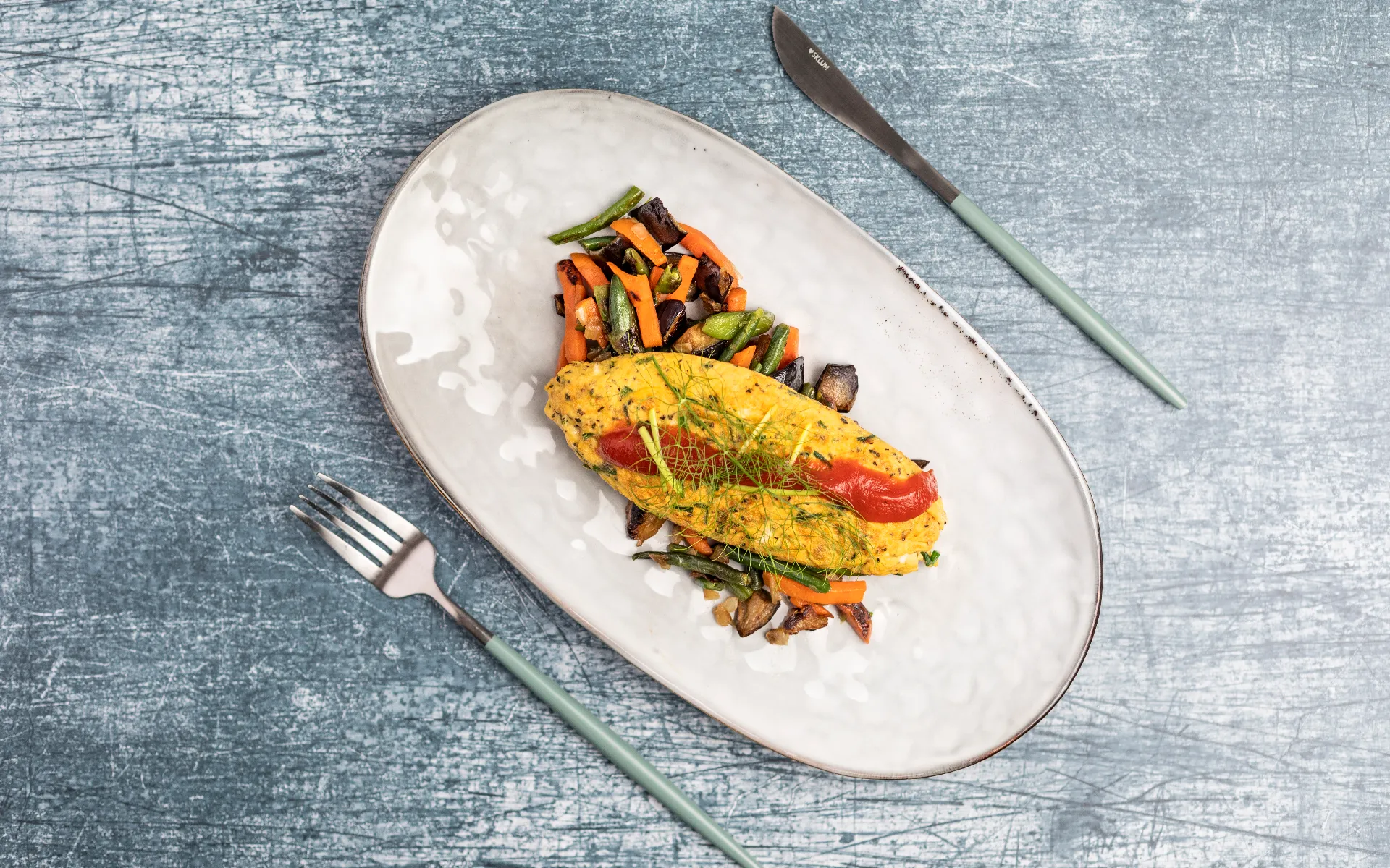 Omelette al pomodoro con contorno Sapori dell'Orto Orogel: un piatto completo, gustoso e colorato.