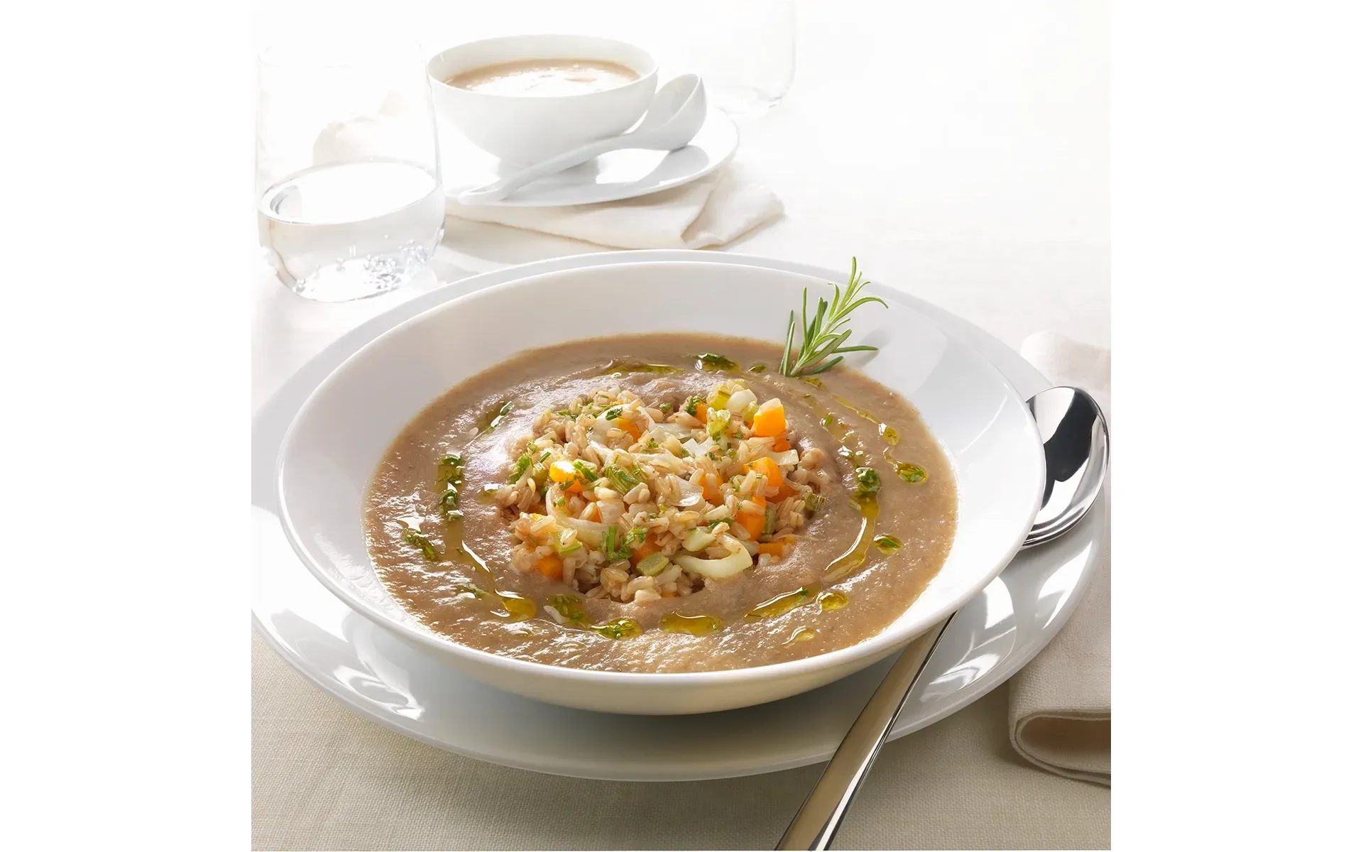 Zuppa d'avena Orogel, un piatto nutriente e leggero, ideale per una colazione o un pasto sano.