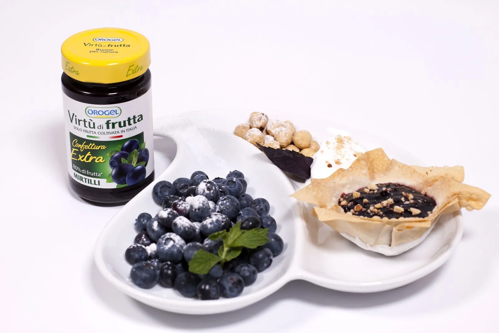 Cestino di pasta fillo con mirtilli freschi Orogel, un dessert leggero e raffinato.