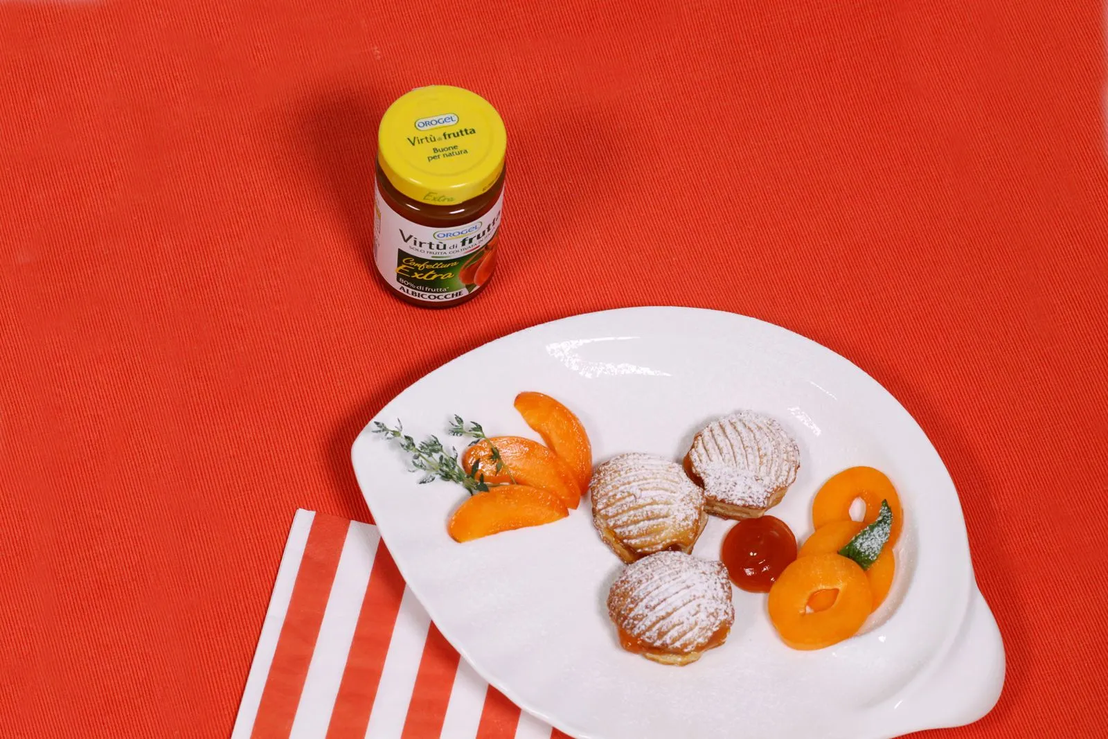 Conchiglie di pasta sfoglia con albicocche fresche Orogel, un dolcetto friabile e gustoso.