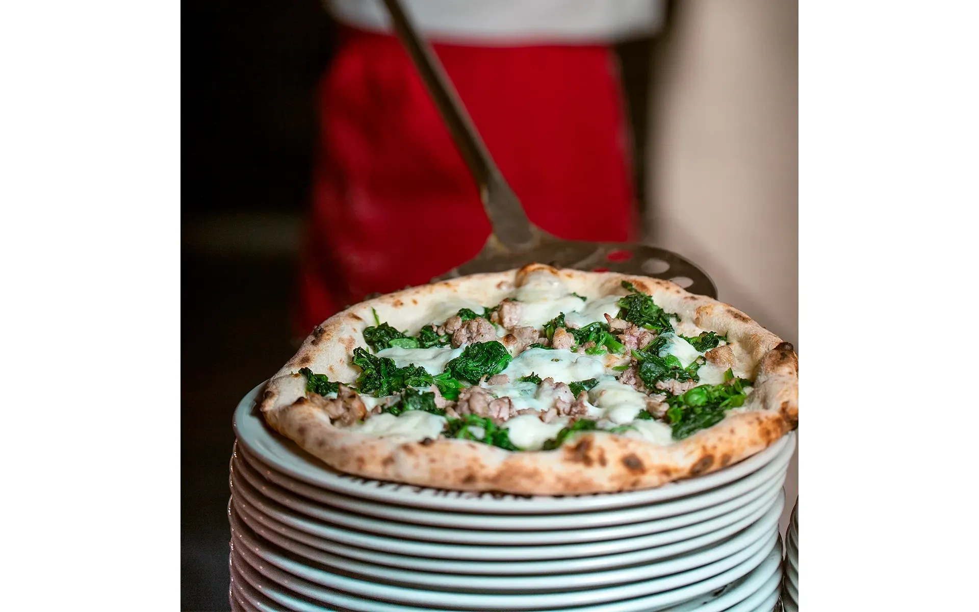 Pizza con friarielli Orogel e salsiccia, un classico della tradizione napoletana, saporita e gustosa.