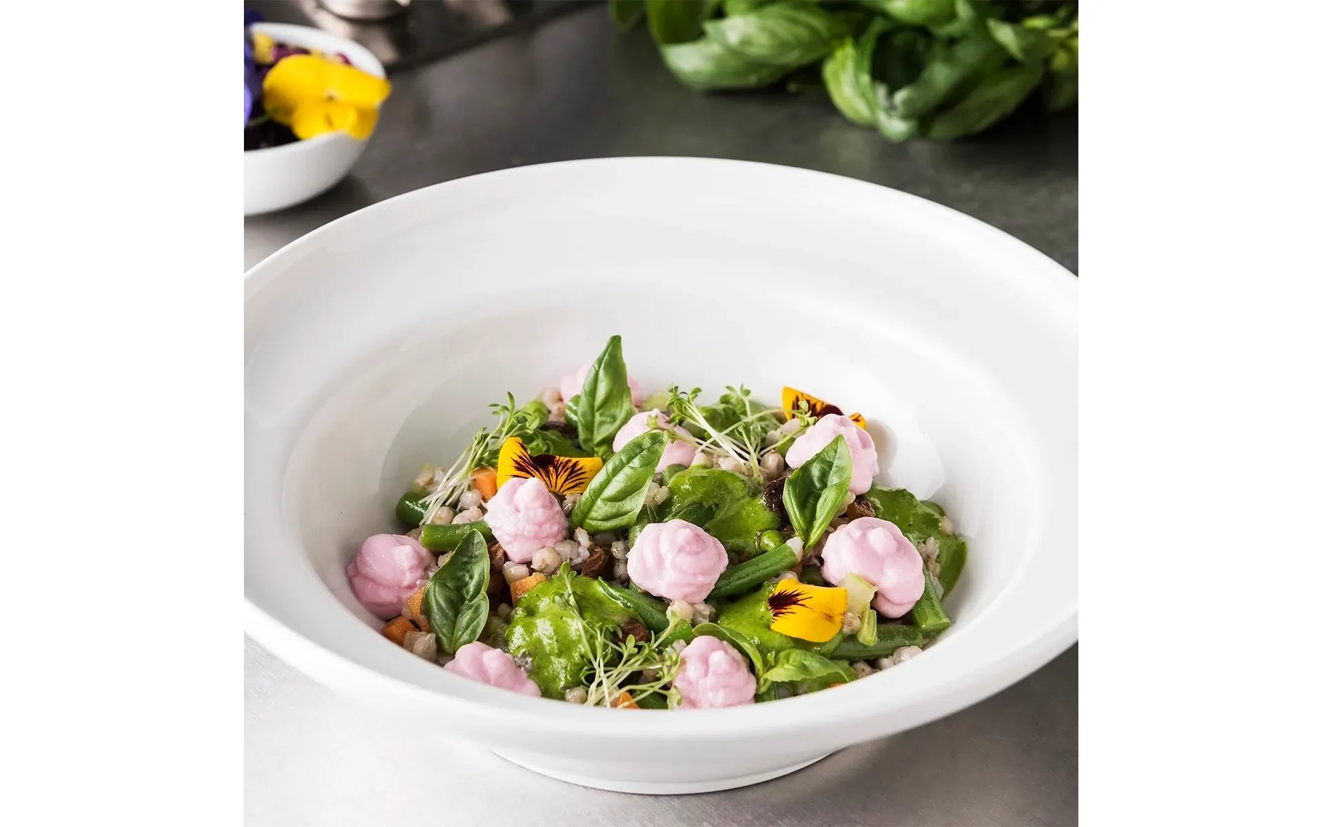 Couscous di saraceno Orogel, un'alternativa senza glutine al couscous tradizionale, qui in insalata.