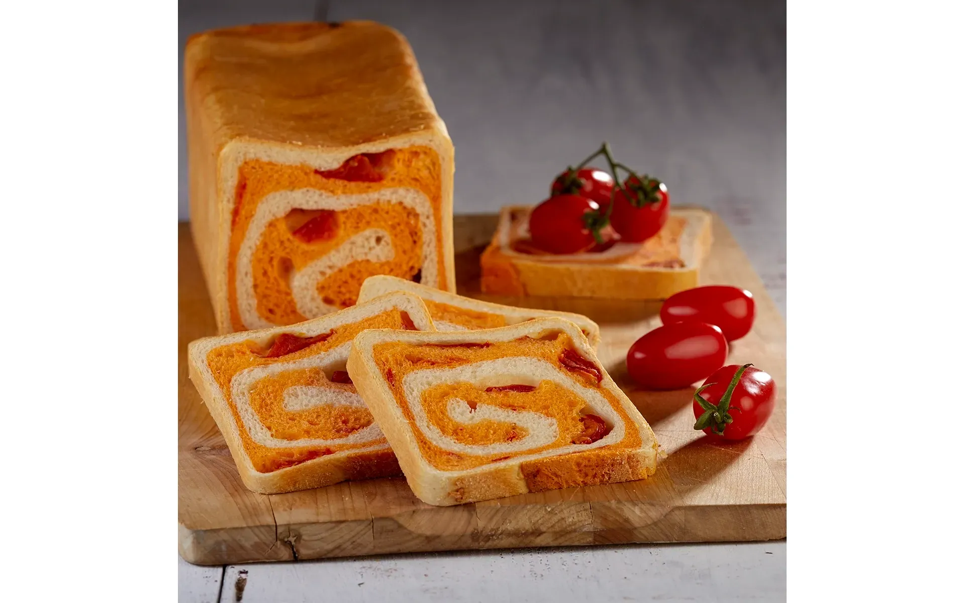 Pane in cassetta Orogel, fette soffici e regolari, qui usate per un toast con pomodoro e formaggio.