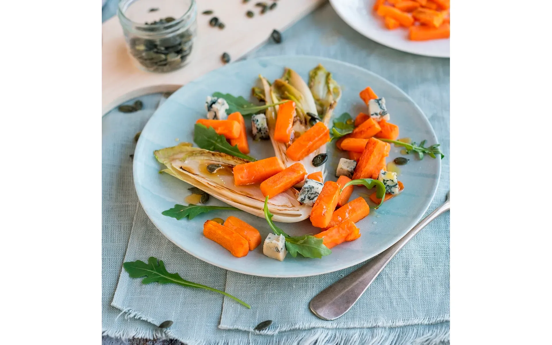 Piatto con patate dolci Orogel, magari arrostite o saltate, accompagnate da altre verdure colorate.