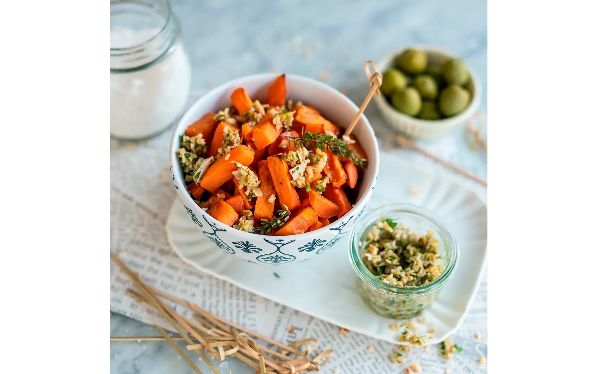 Insalata originale con patate dolci a cubetti, carote e granella di noci, servita in ciotola.