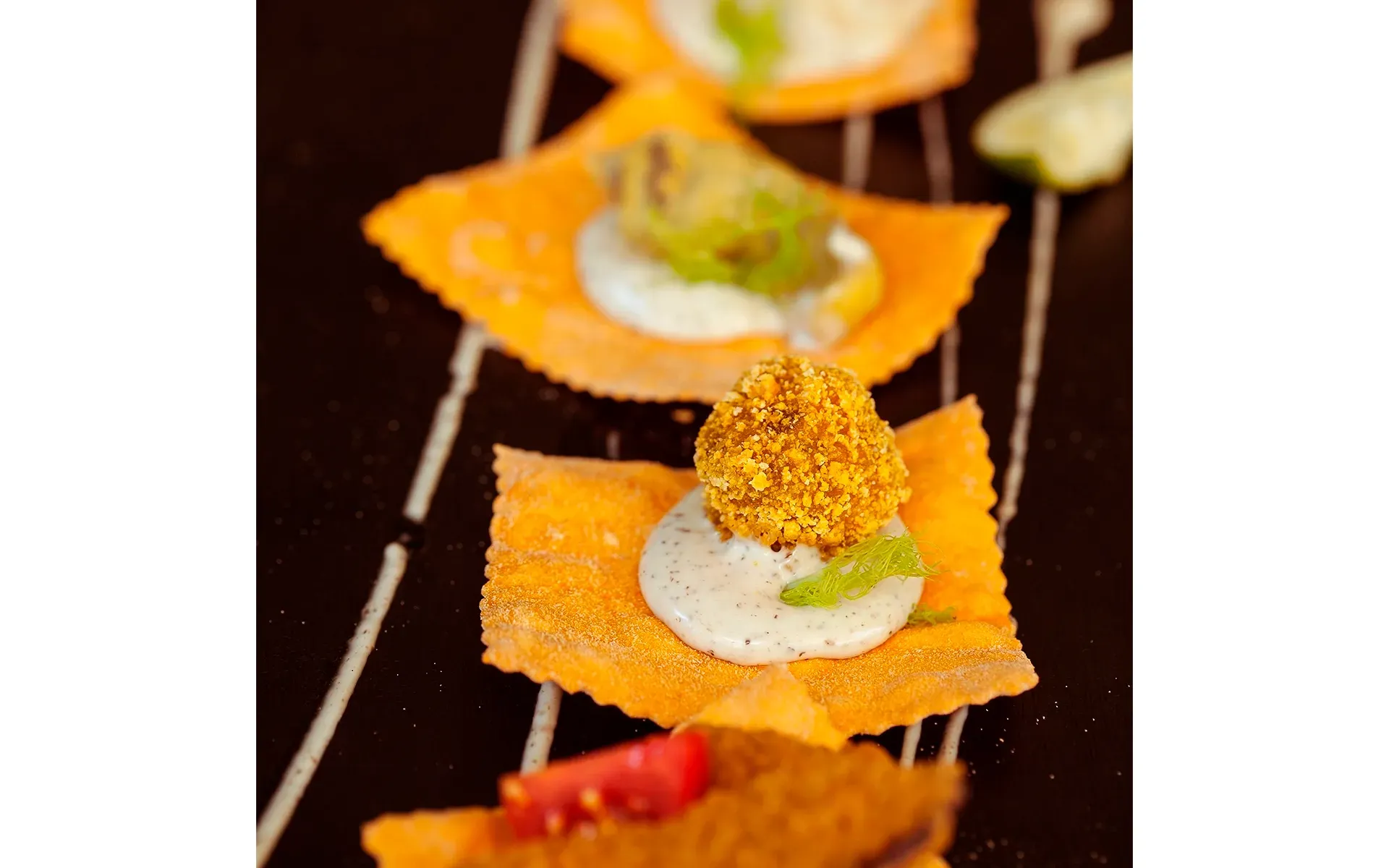 Chips di Parmigiano Reggiano croccanti, un tocco gourmet per antipasti, insalate o zuppe.