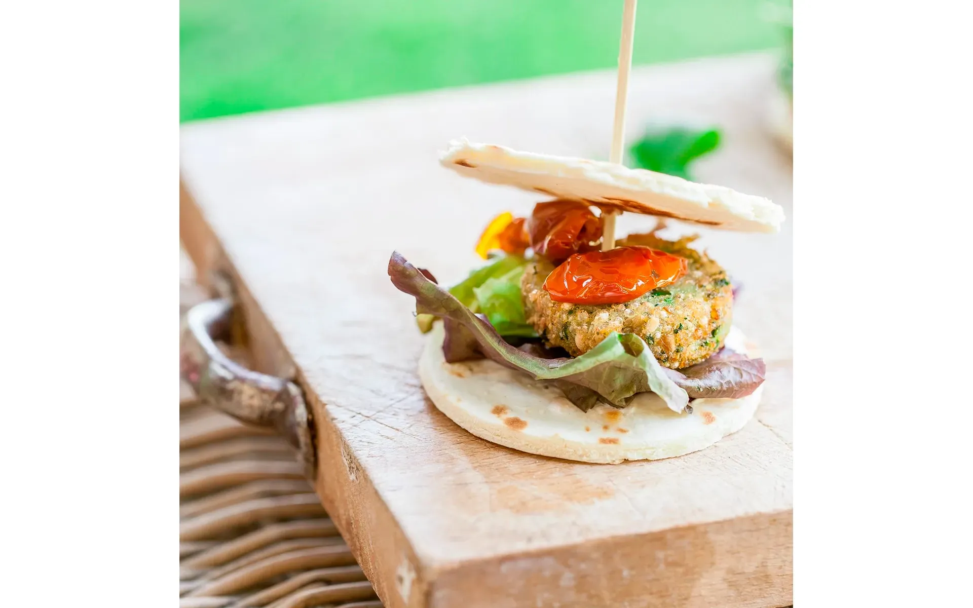Mini piadina Orogel, farcita con carne e verdure fresche, uno snack gustoso e veloce.
