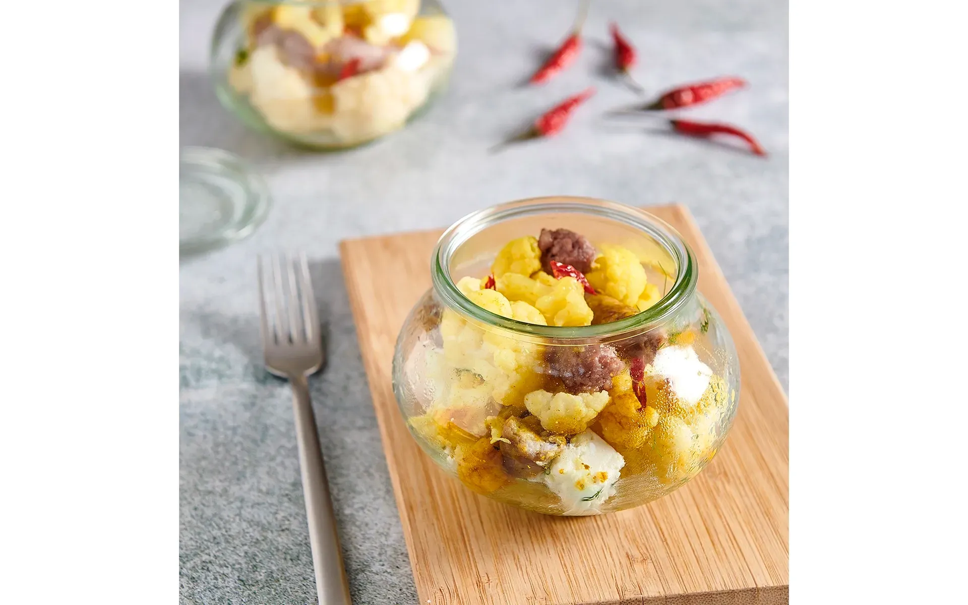Barattolo di vetro con Cavolfiore a Rosette Orogel, pronto per essere cucinato, su tagliere.