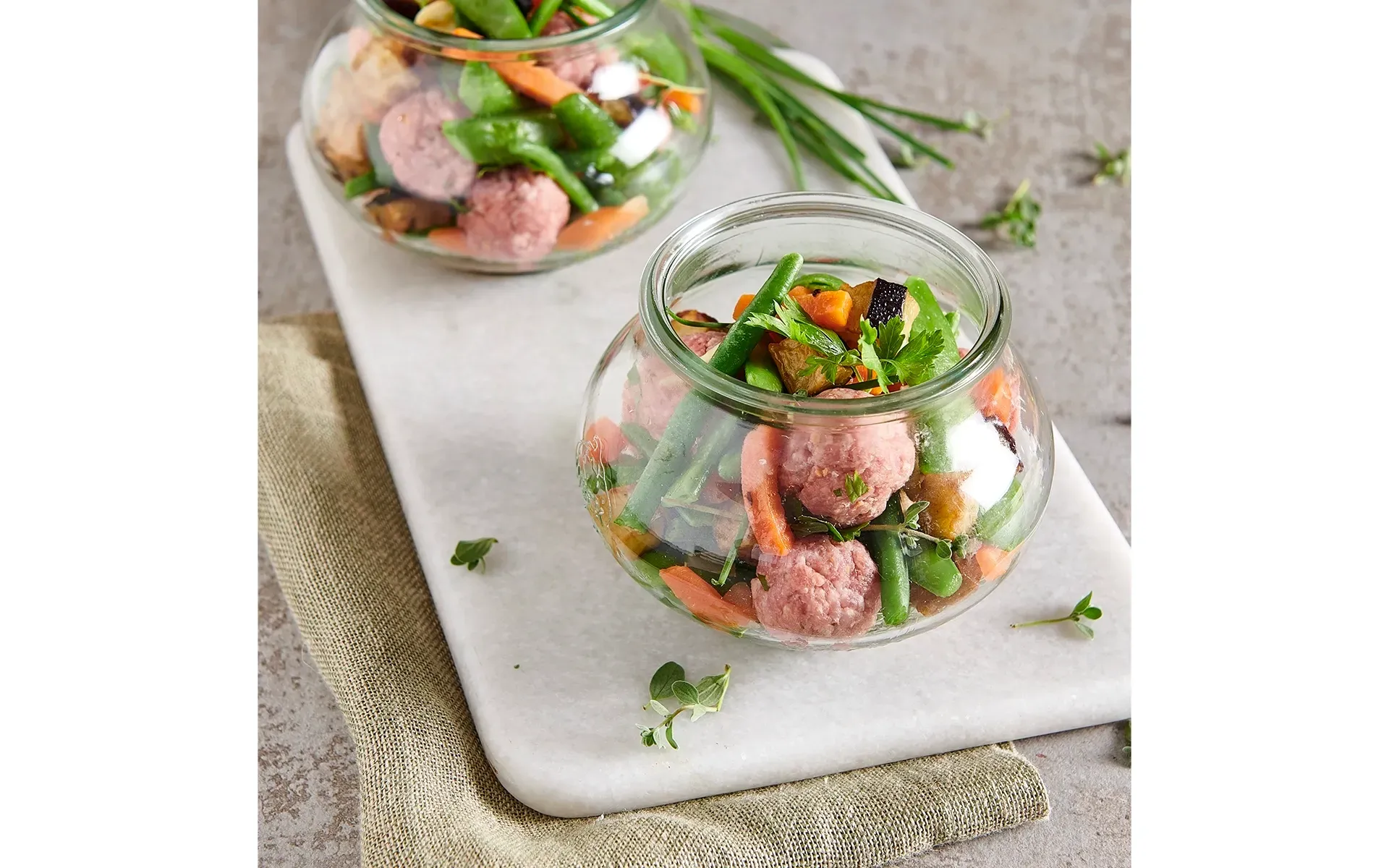 Prodotti genuini Sapori dell'Orto: barattoli con carne e verdure, come fatti in casa.