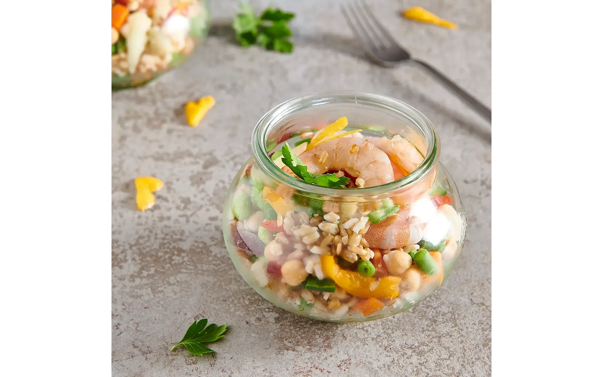 Barattolo di vetro con Insalata ai Cereali Orogel e gamberi, un pasto completo e sano.