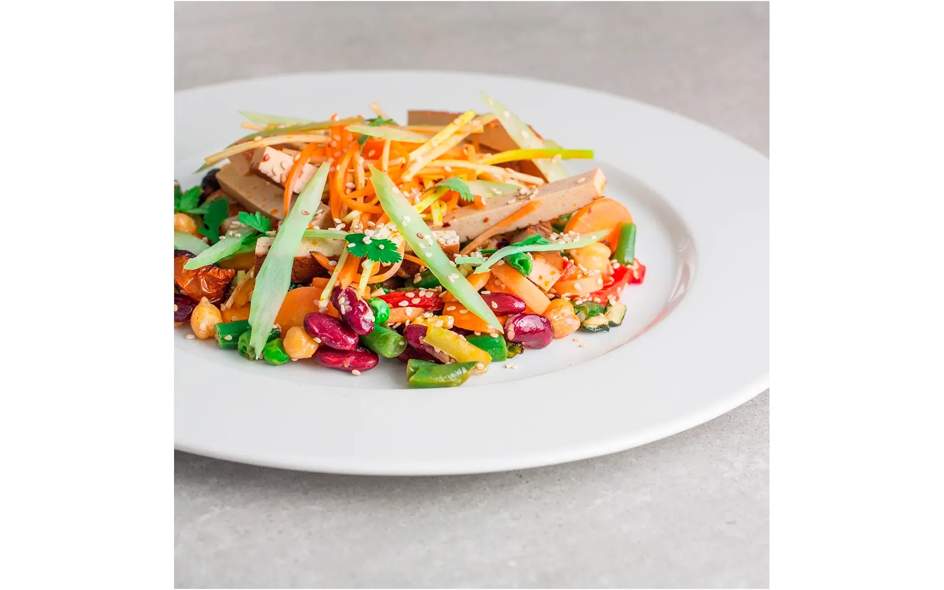 Piatto con un assortimento di verdure fresche Orogel, magari accompagnate da carne o pesce.