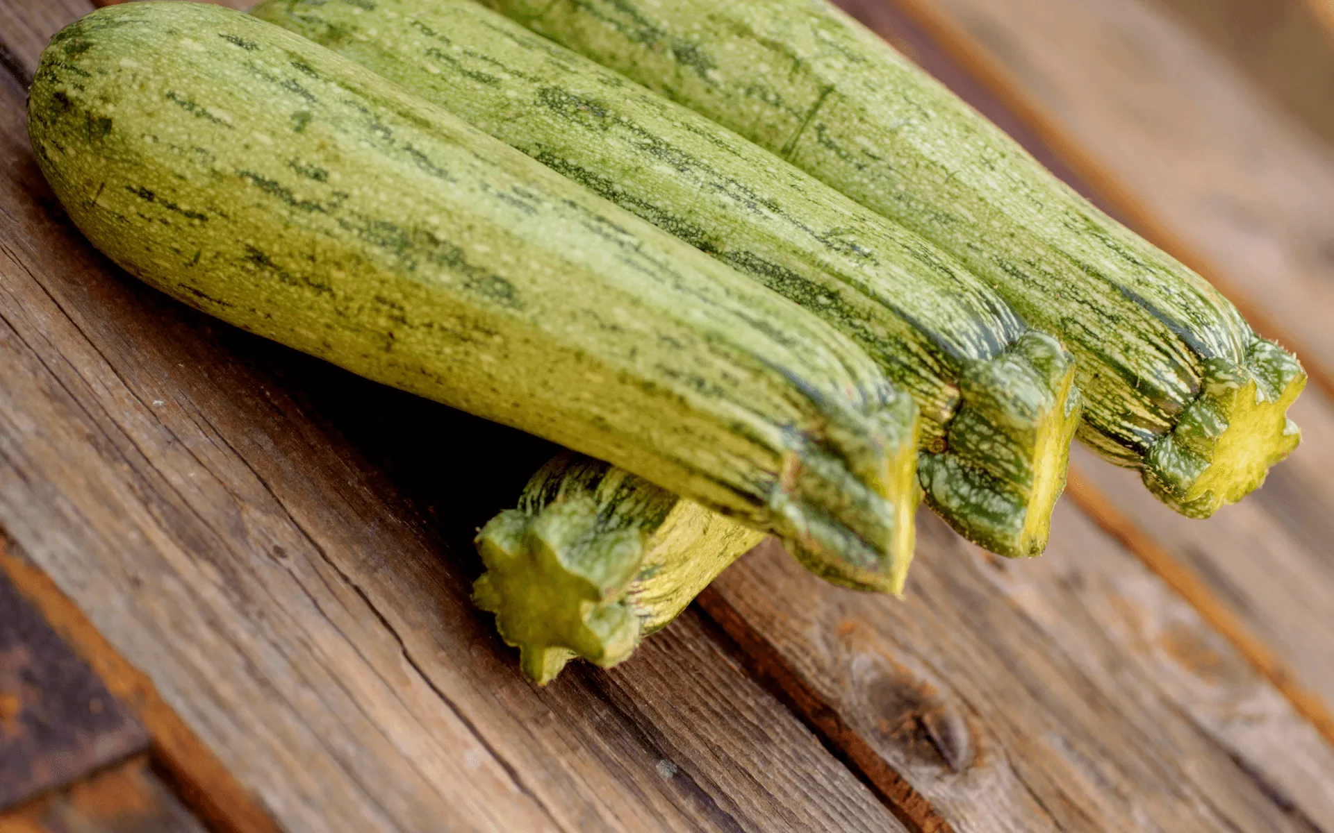 Burger a base di quinoa, sano e gustoso, perfetto per un pasto vegetariano completo.