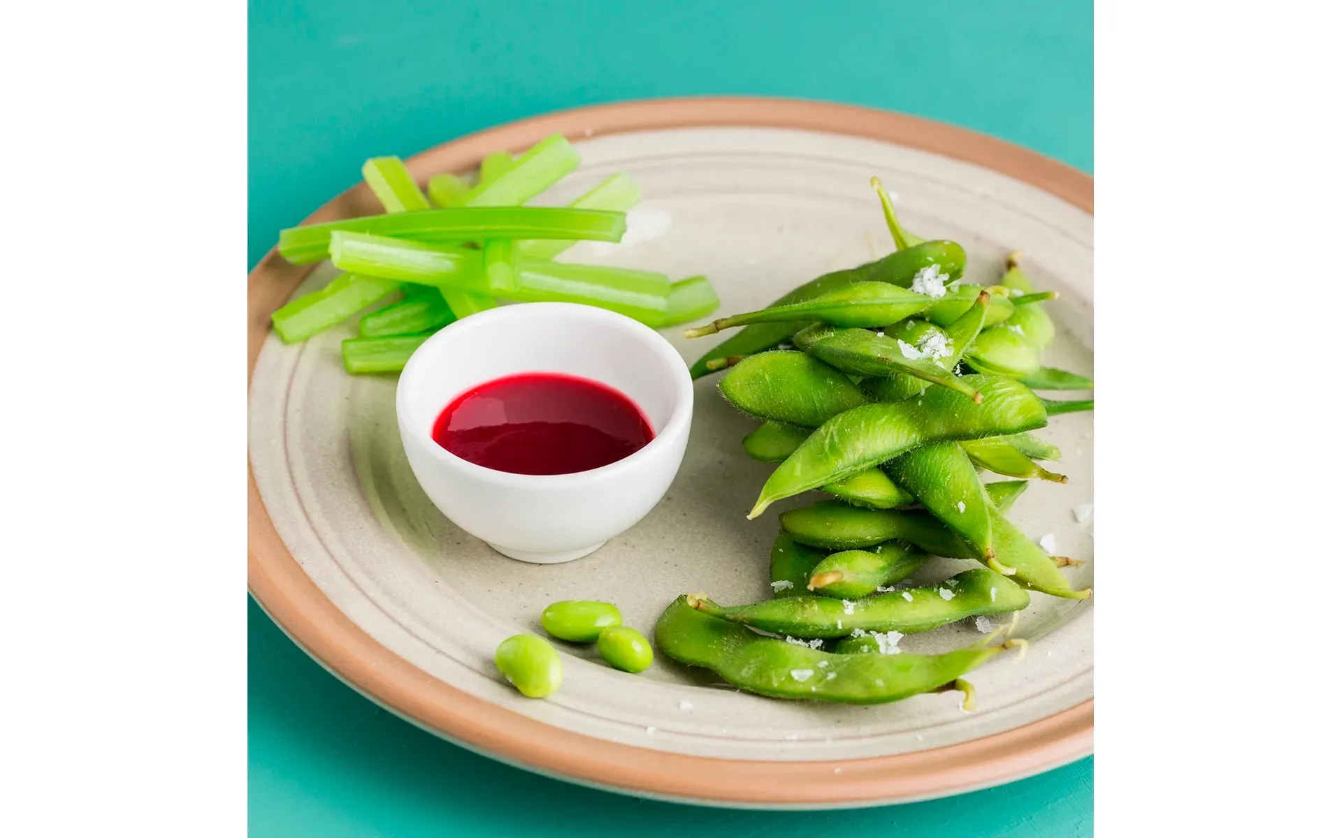 Soia Edamame Orogel, baccelli freschi serviti con una salsa per intingere, uno snack salutare.