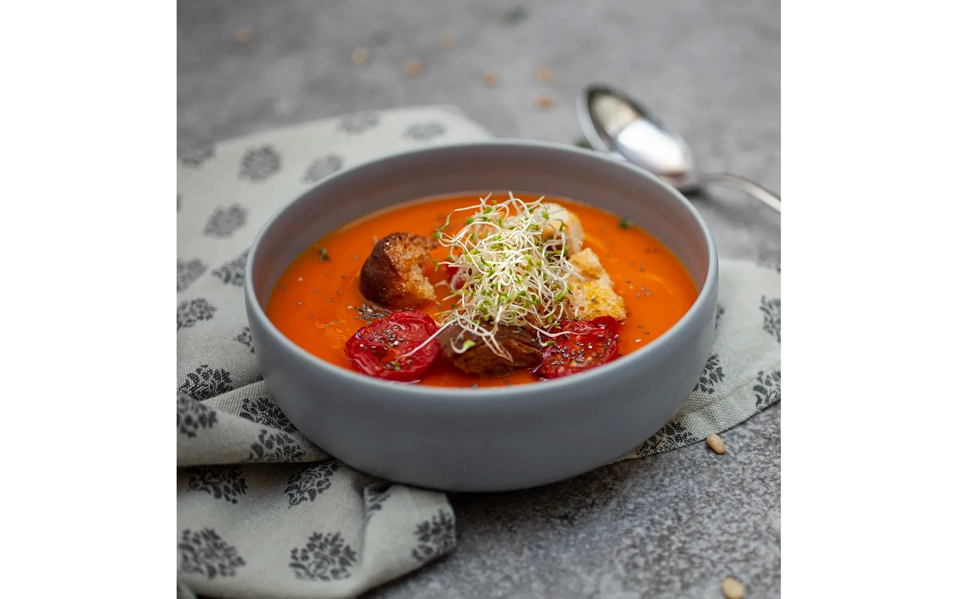 Vellutata di zucca Orogel, cremosa e avvolgente, qui arricchita con carne e altre verdure.