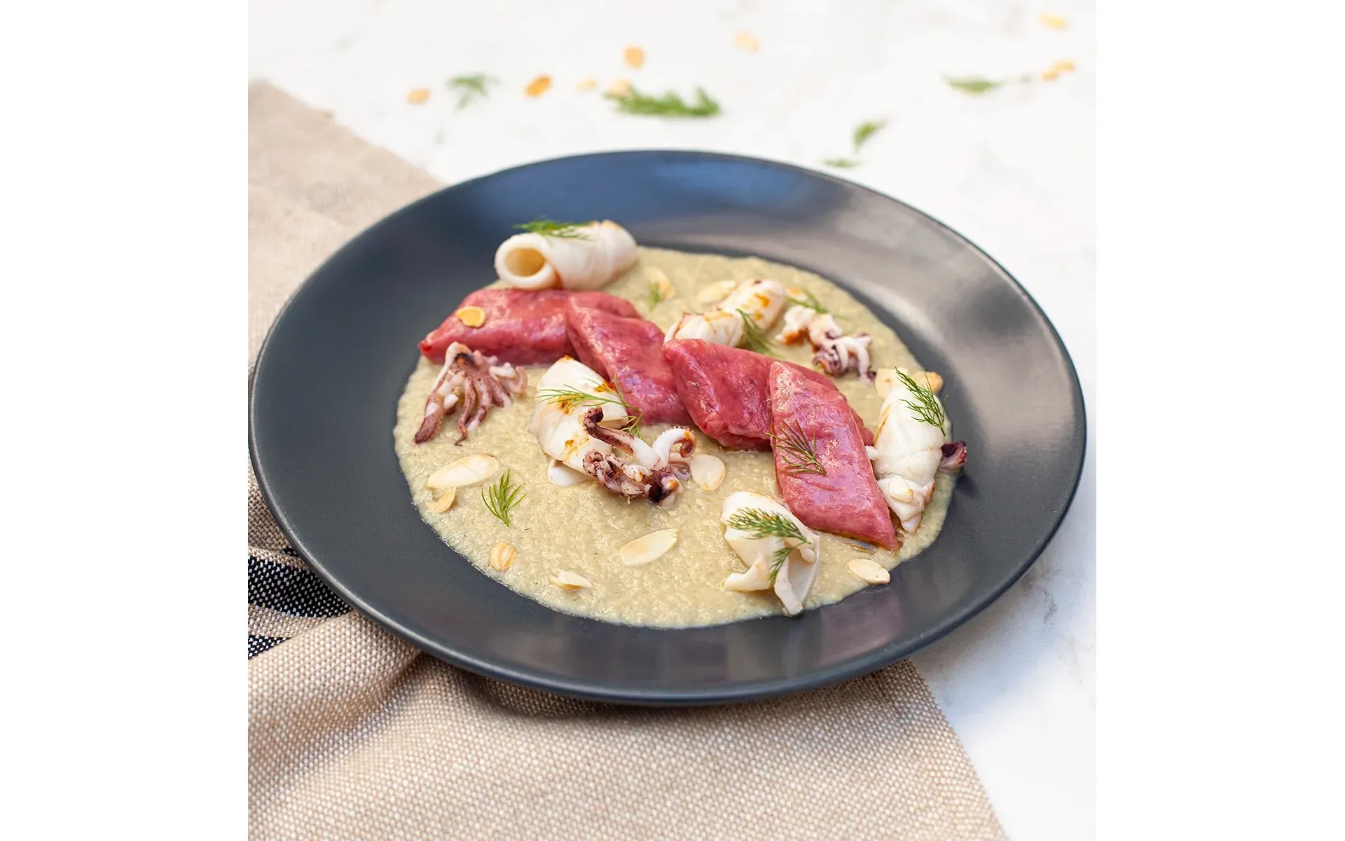 Gnocchetti alla rapa rossa Orogel, un primo piatto colorato e originale, servito con carne e verdure.