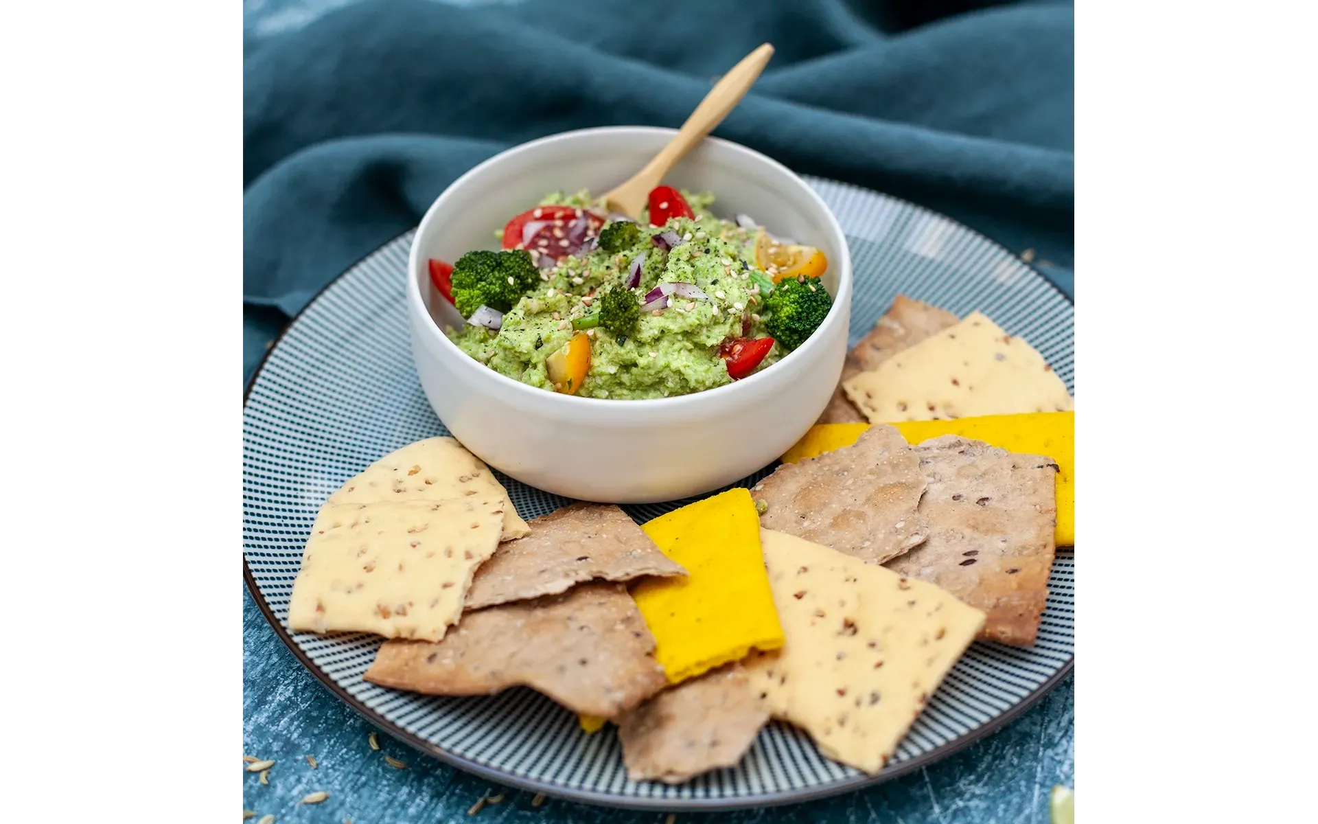 Broccomole Orogel (guacamole di broccoli), servito con crepes o tortillas e una ciotola di guacamole.