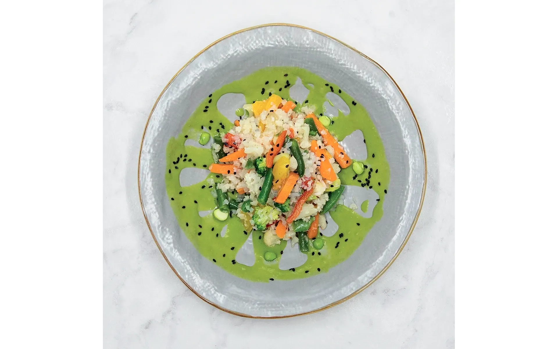Insalata di chicchi Orogel (cereali o legumi), un piatto fresco e nutriente con verdure e salsa.
