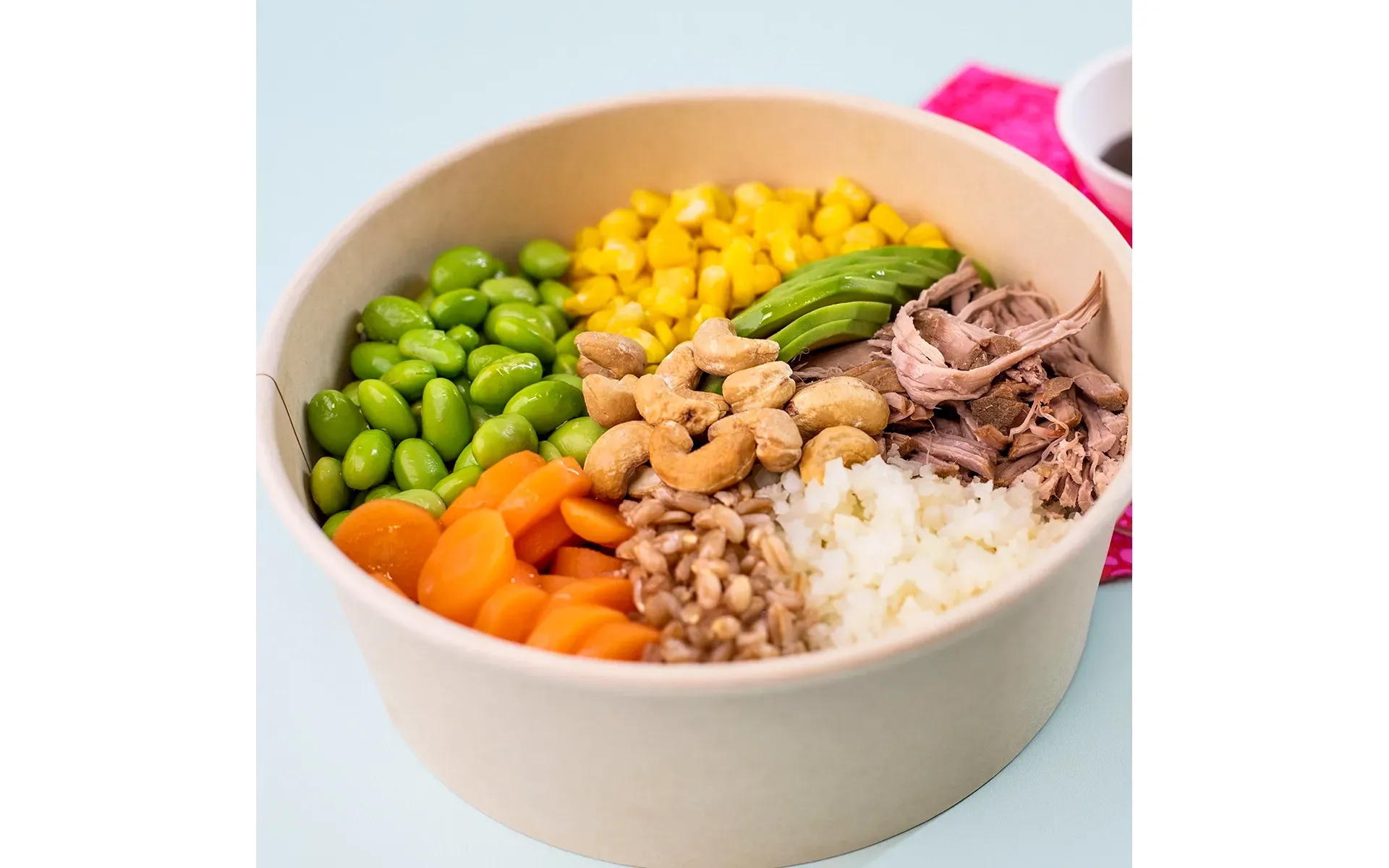 Poke gourmet Orogel: una ciotola ricca di ingredienti selezionati, come riso, carne, verdure e fagioli.