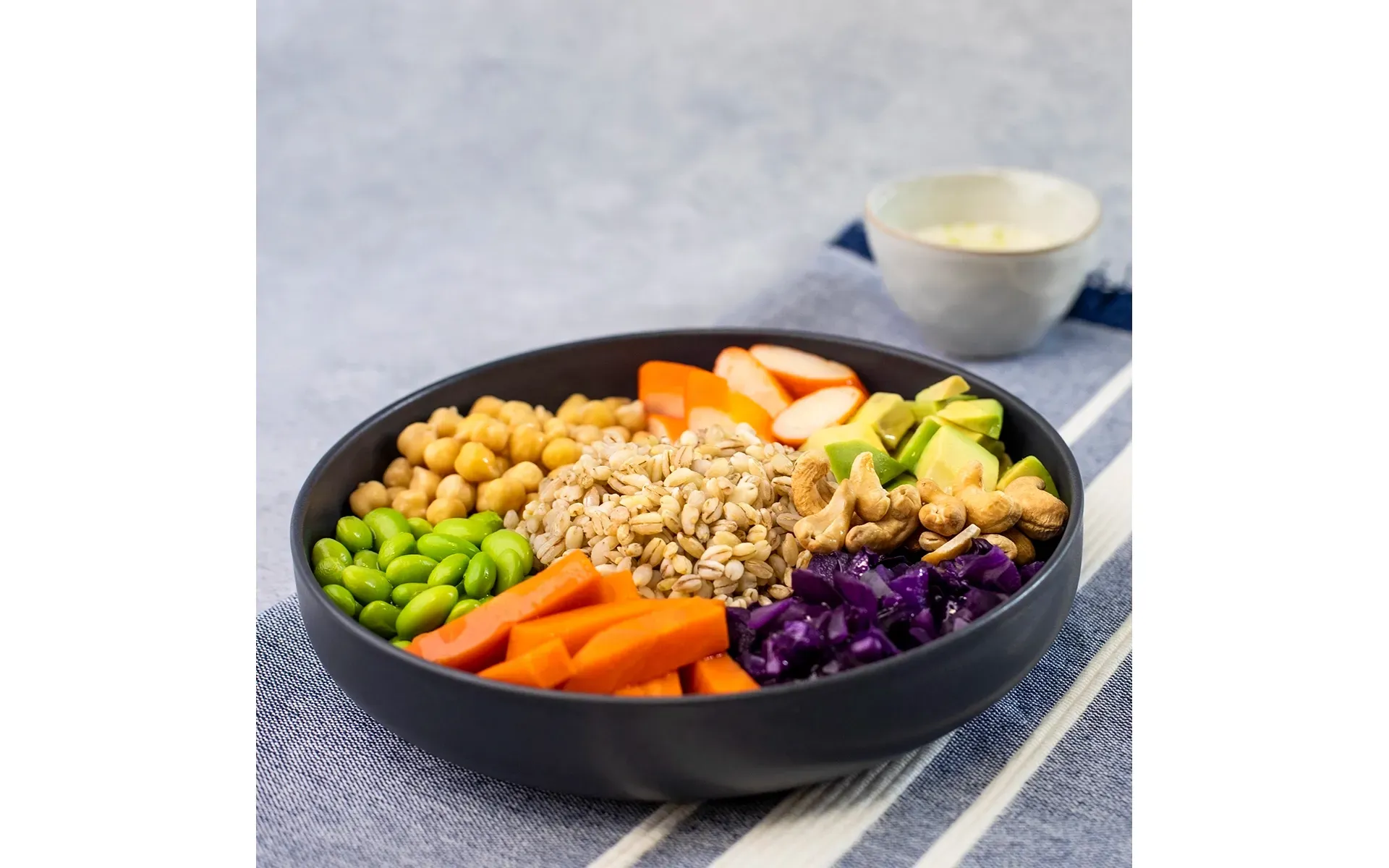 Poke di mare Orogel: una ciotola fresca e gustosa con pesce, verdure croccanti e frutta secca.