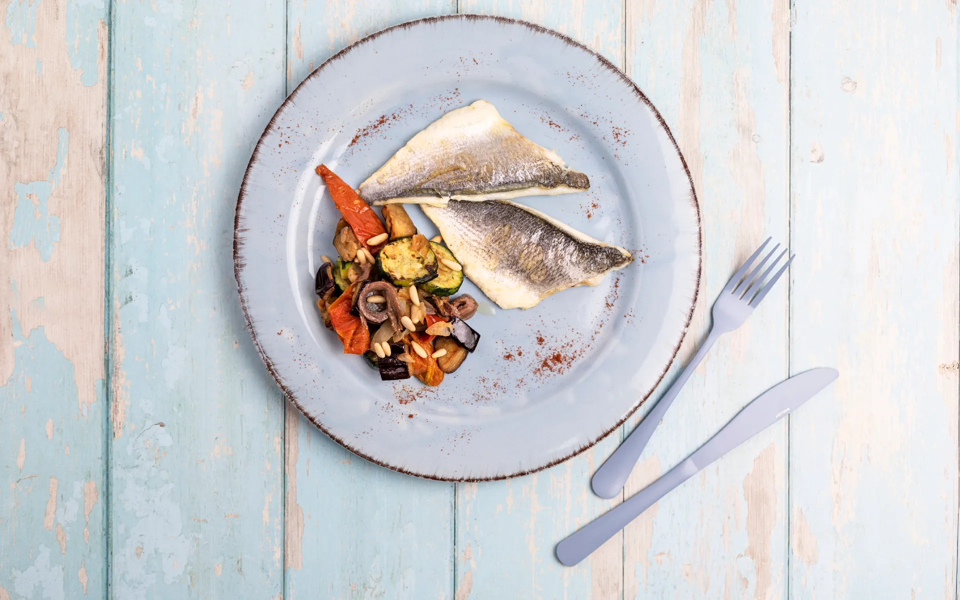 Filetto di orata al forno o in padella, accompagnato da un saporito preparato per caponata.