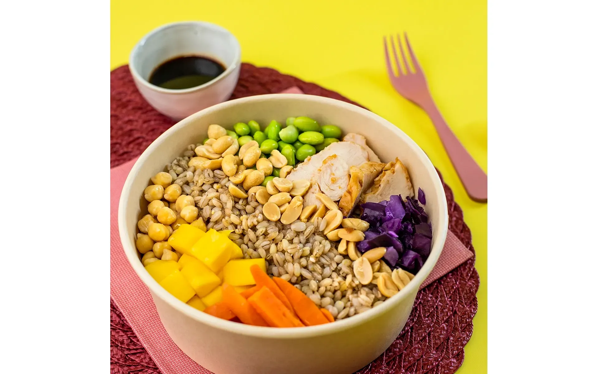 Poke Thai Orogel: una ciotola esotica con sapori thailandesi, servita con forchetta e cucchiaio.