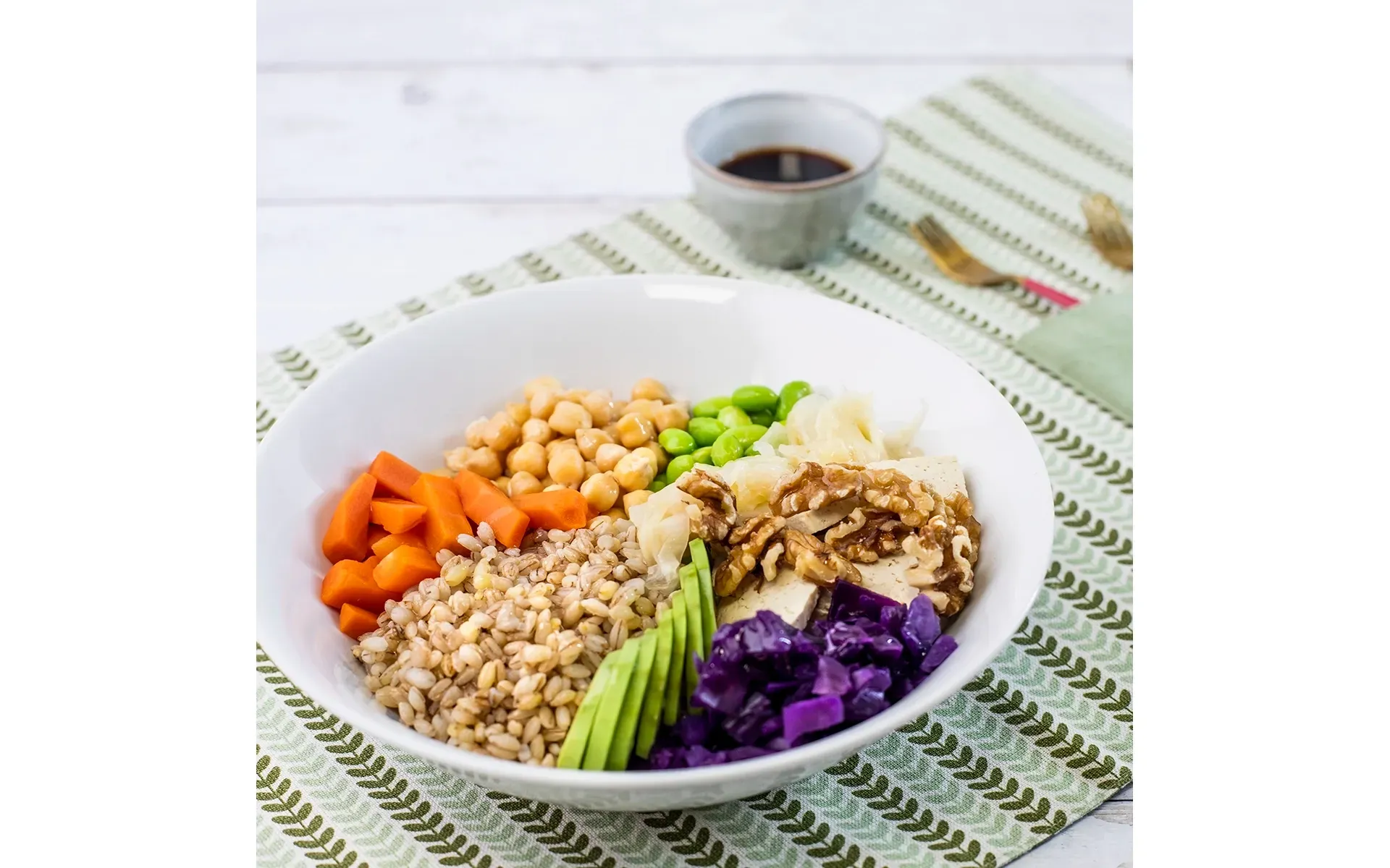 Poke vegan Orogel: una ciotola 100% vegetale, ricca di verdure fresche, cereali e proteine vegetali.