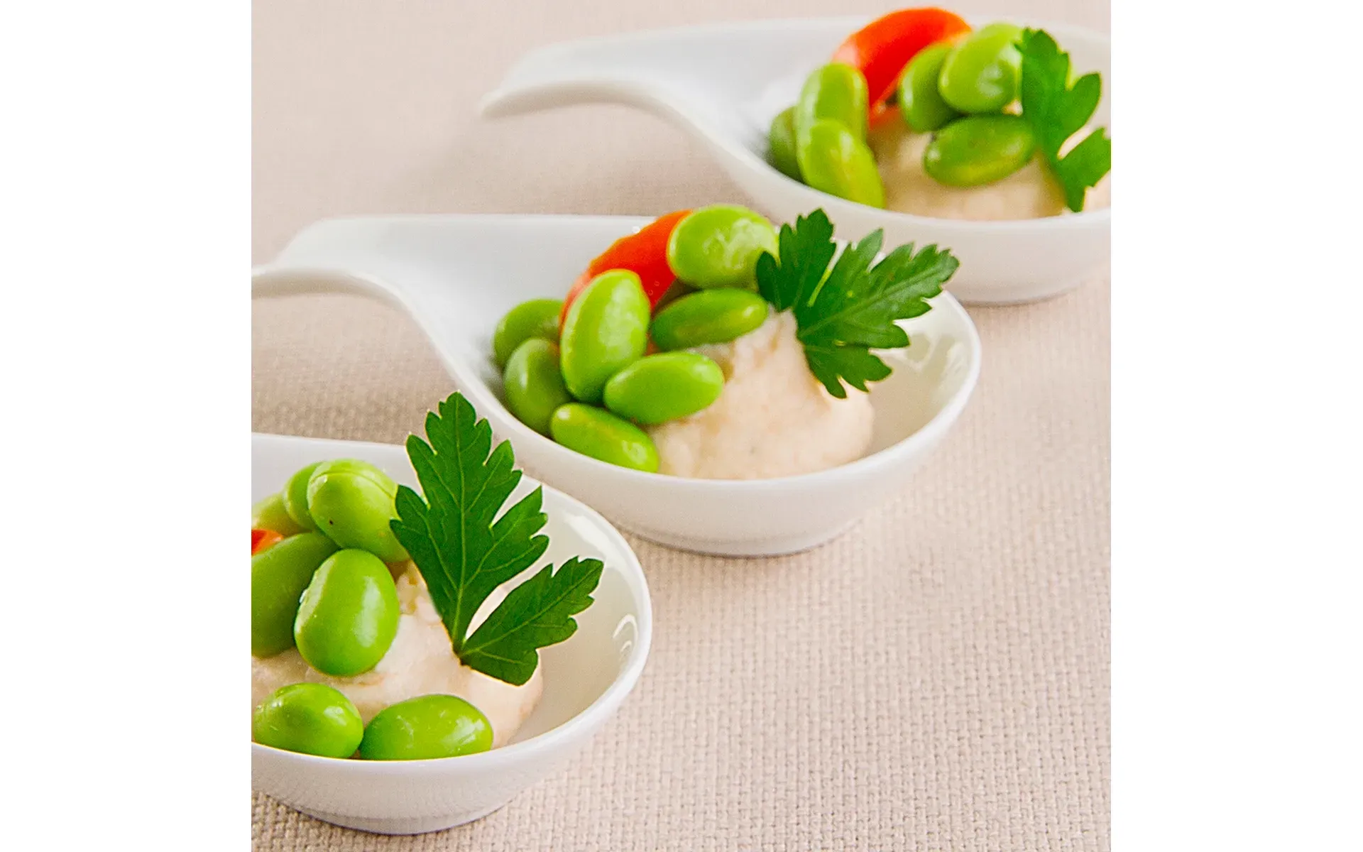 Cucchiaini finger food Orogel: tre piccole ciotole con verdure e salse per un aperitivo elegante.