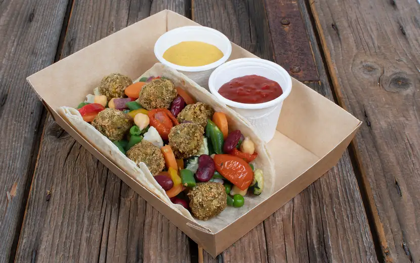 Food delivery per ristorazioni ai tempi del coronavirus: scatola pasto Orogel pronta per la consegna.