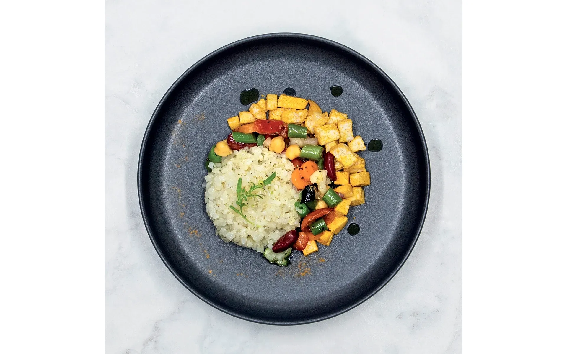 Insalata di chicchi di cavolfiore Orogel (couscous di cavolfiore), un'alternativa leggera e trendy.