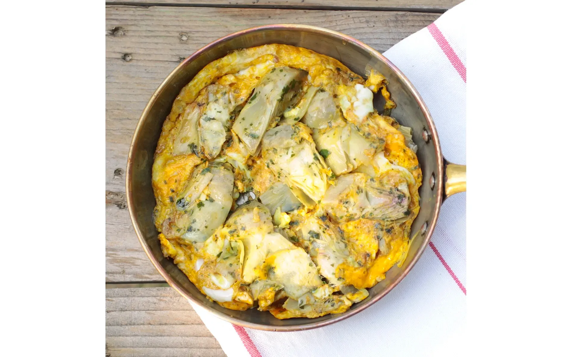 Omelette Orogel soffice e dorata, magari con un ripieno di formaggio e prosciutto, in padella.