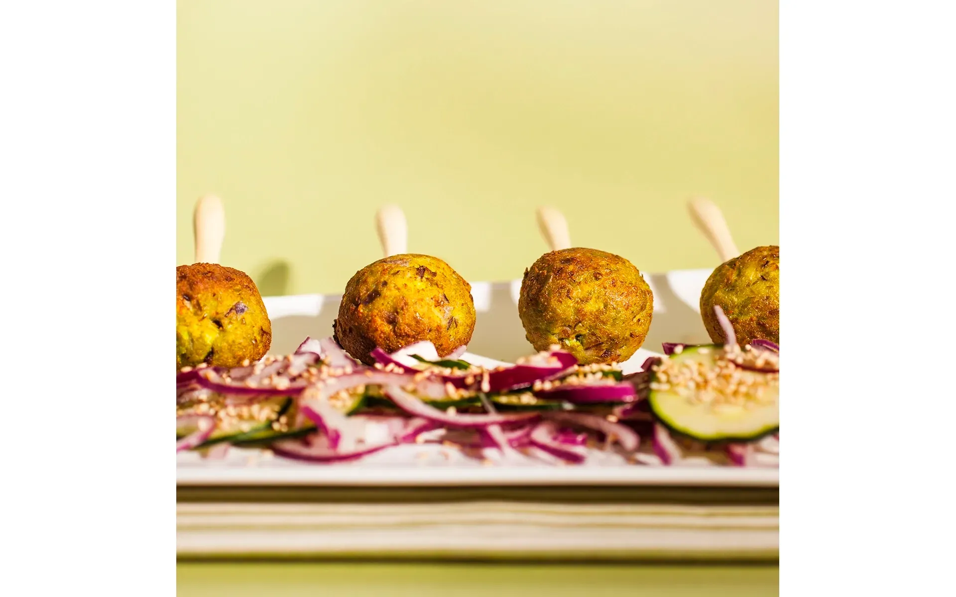 Chutney Orogel, una salsa agrodolce di frutta o verdura, in barattolo con cucchiaio.