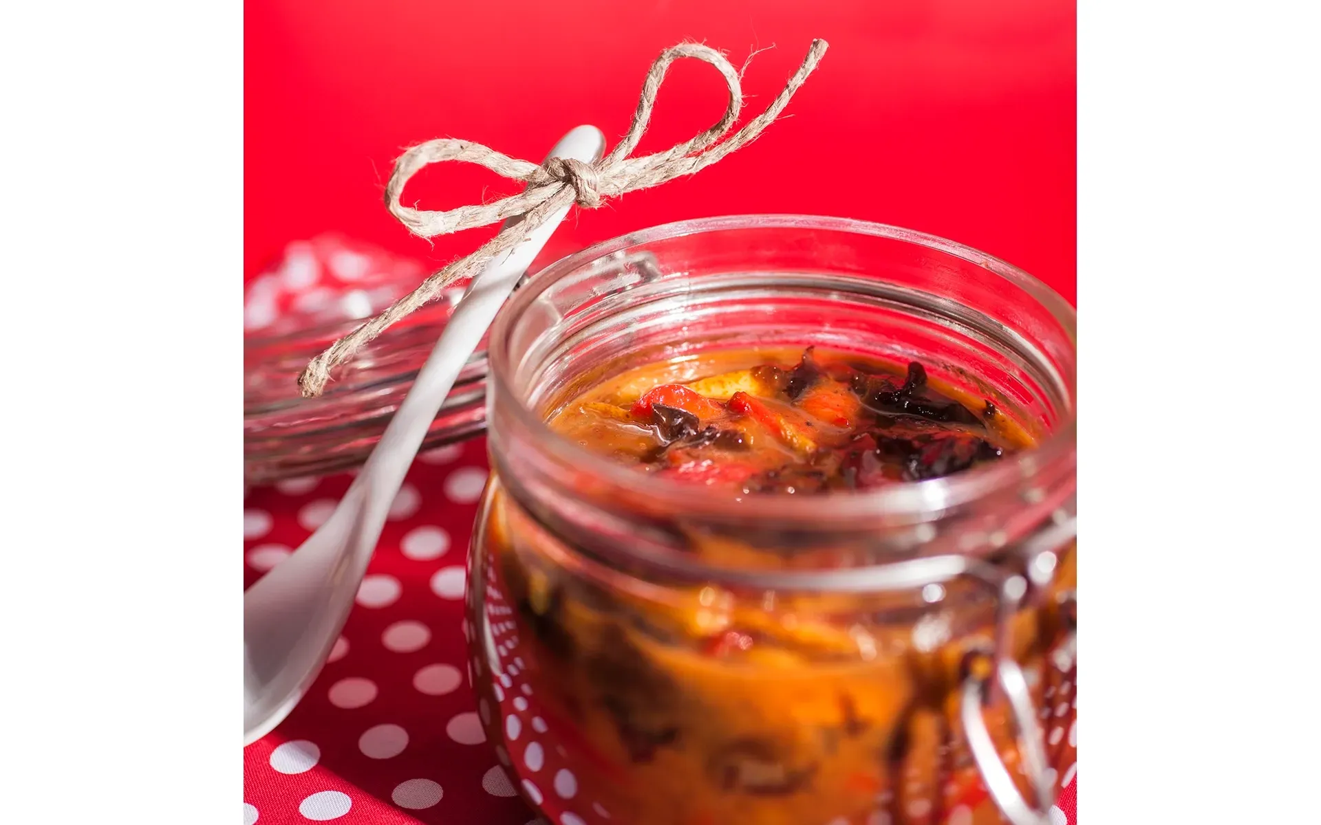 Barattolo di chutney artigianale, perfetto per accompagnare formaggi, carni o piatti esotici.