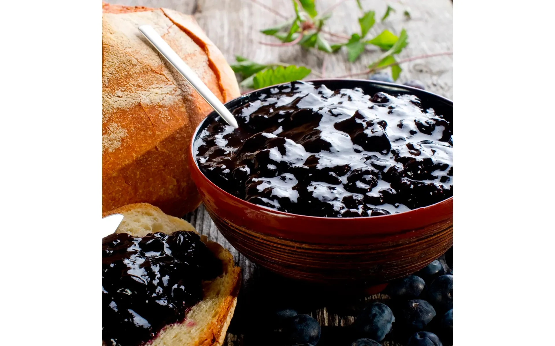 Colazione sana: pane integrale tostato con un velo di confettura ai mirtilli fatta in casa.