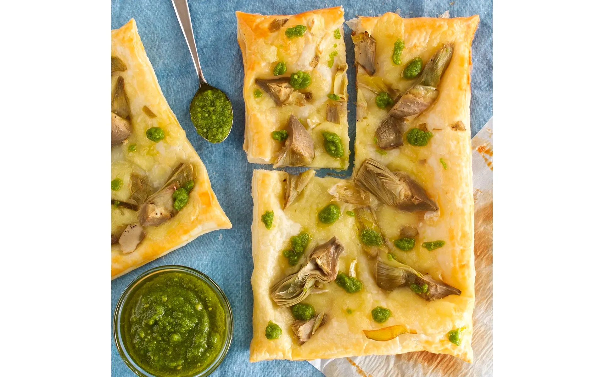 Deliziose sfogliatine ripiene di carciofi teneri, brie filante e un tocco di pesto aromatico.