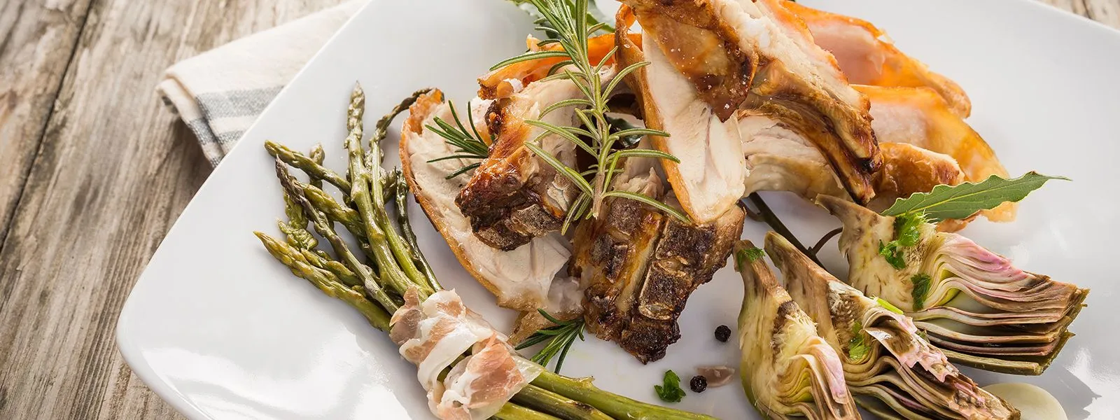 Basi per gnocchi Orogel: una persona prepara l'impasto degli gnocchi su un tavolo infarinato.