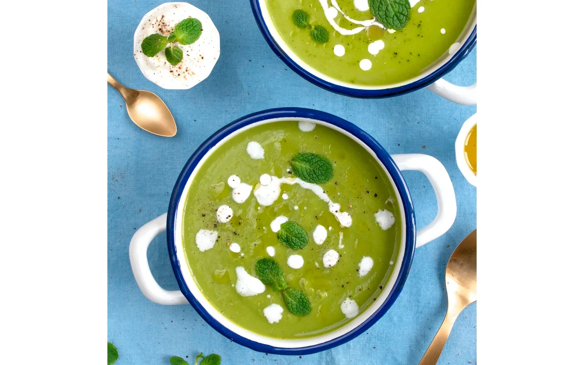 Delicata vellutata primaverile con carciofi, piselli dolci e un tocco rinfrescante di menta.