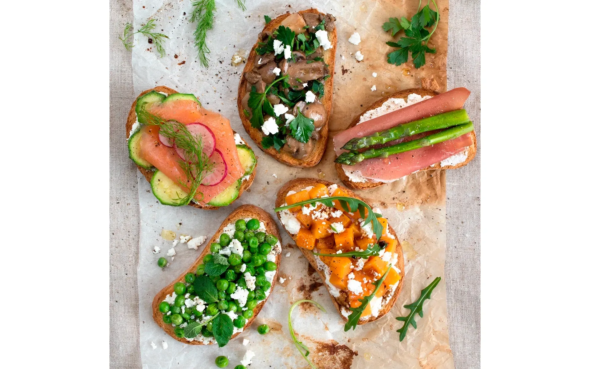Deliziose bruschette con avocado fresco e altri ingredienti, un antipasto semplice e gustoso.