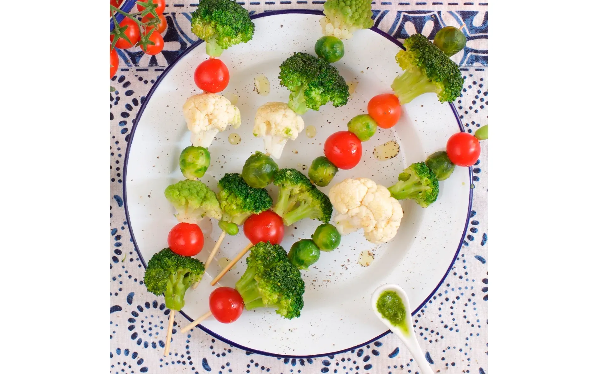 Deliziosi spiedini di verdure miste, cotti alla griglia per esaltarne il sapore naturale.