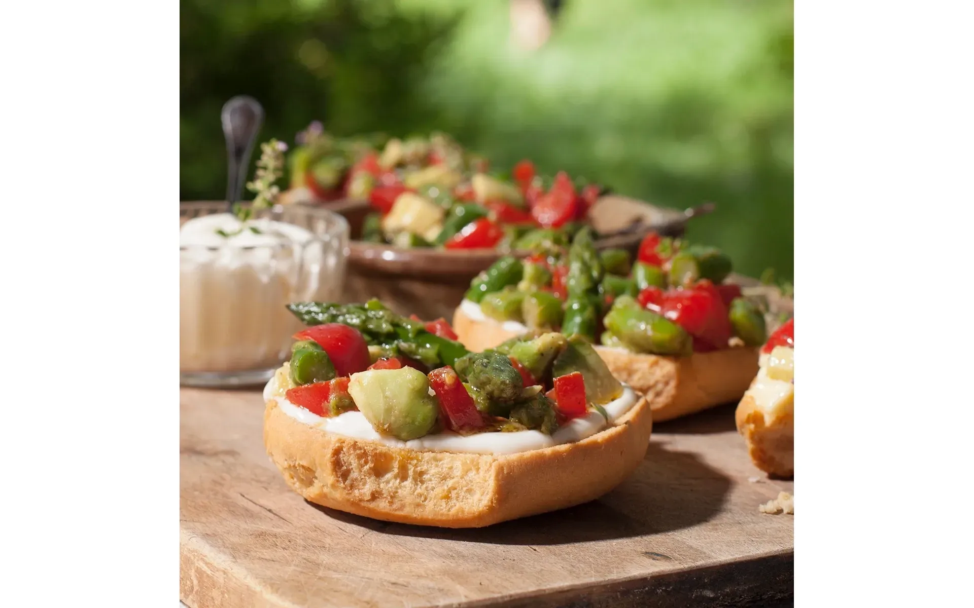Frisella croccante con pomodorini, basilico e un filo d'olio, accompagnata da salse.