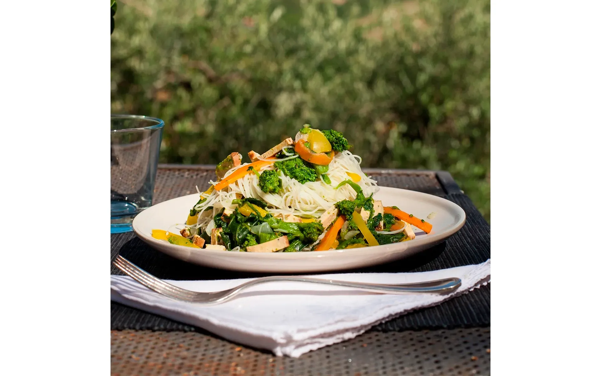 Insalata esotica con tagliolini di riso, cime di rapa, tofu affumicato e verdure allo zenzero.