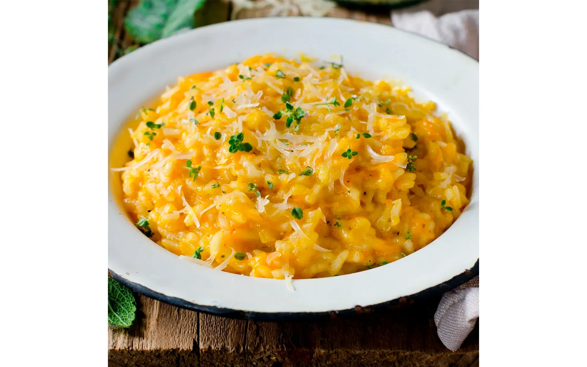 Ciotola di risotto giallo allo zafferano, arricchito dalla dolcezza delle carote e parmigiano.