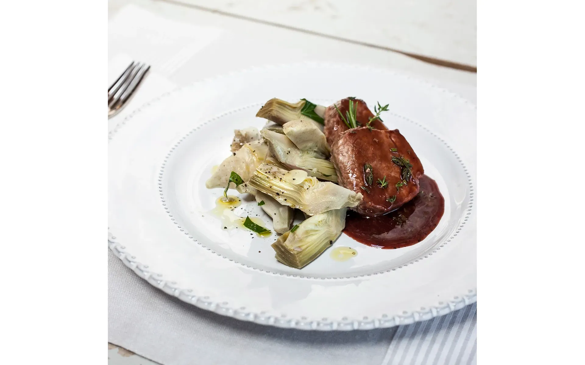 Piatto con carciofi di stagione, un ortaggio versatile e saporito, perfetto in molte ricette.