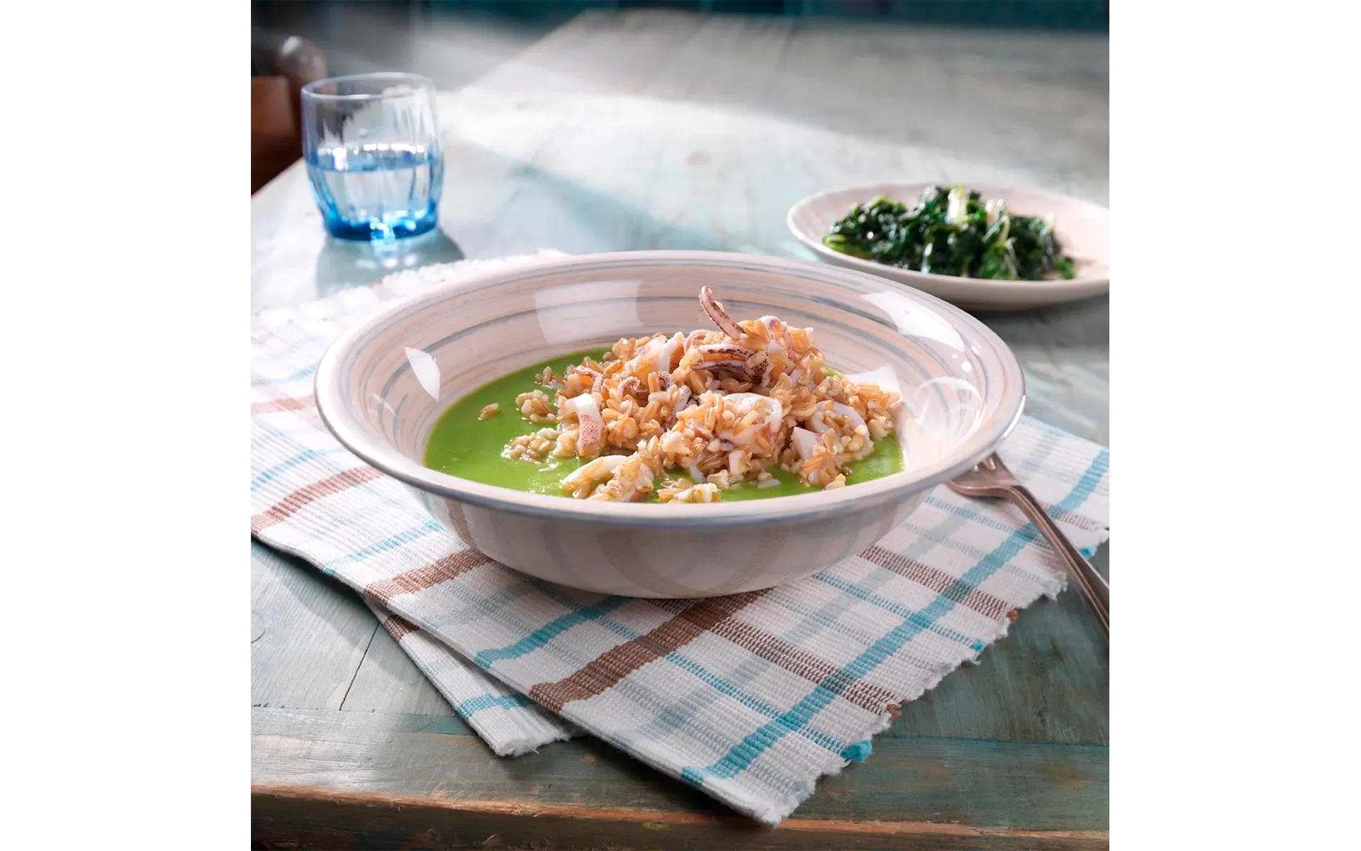 Avena Orogel, un cereale versatile, qui in una zuppa cremosa con gamberi e verdure.