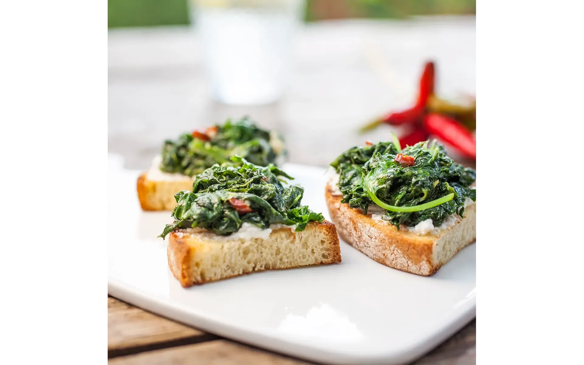 Bruschetta Orogel con spinaci freschi saltati, un antipasto semplice, sano e gustoso.
