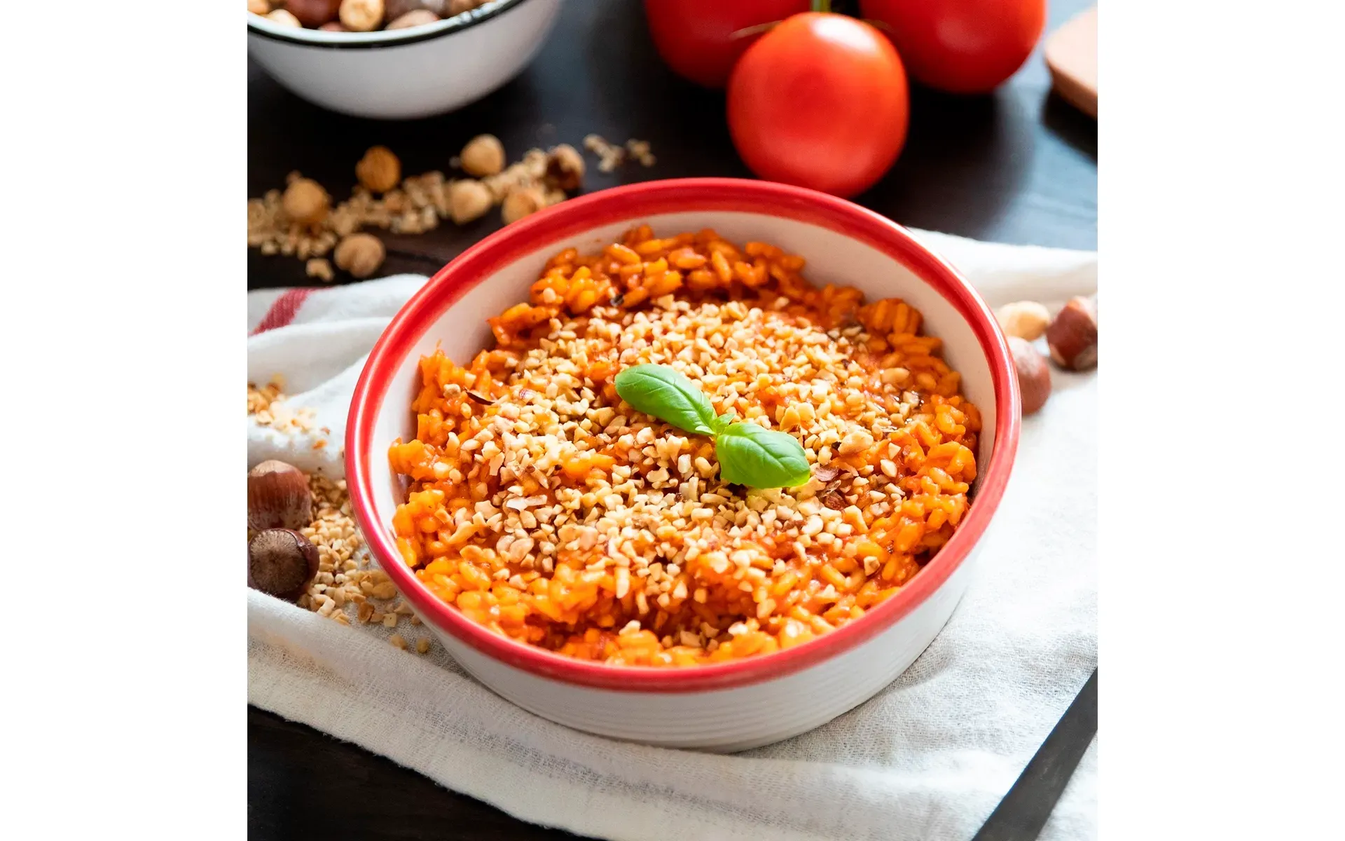 Risotto Orogel al pomodoro con nocciole tostate, un abbinamento originale e gustoso.