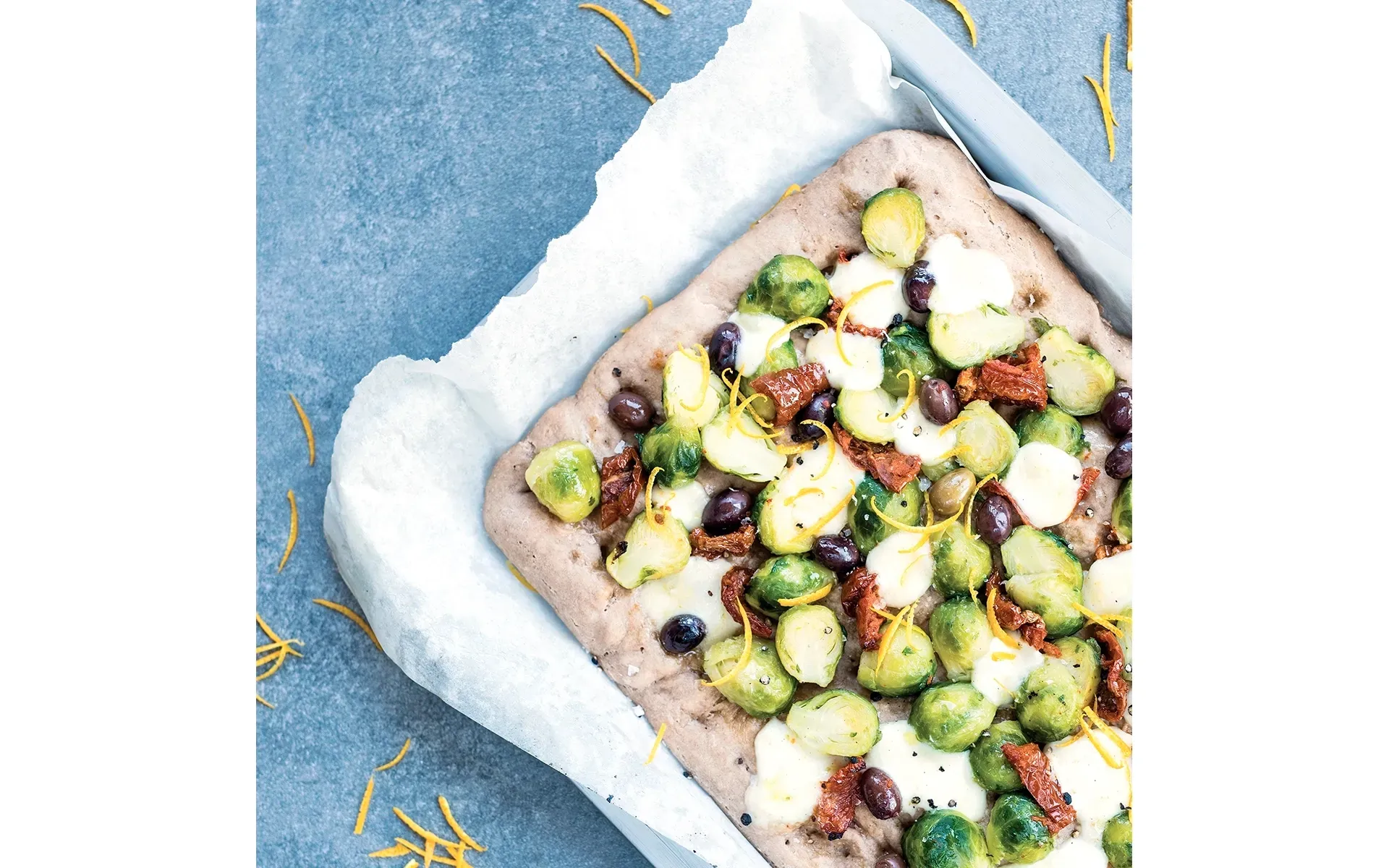 Focaccia Orogel, soffice e gustosa, qui abbinata a hummus e cavoletti di Bruxelles.