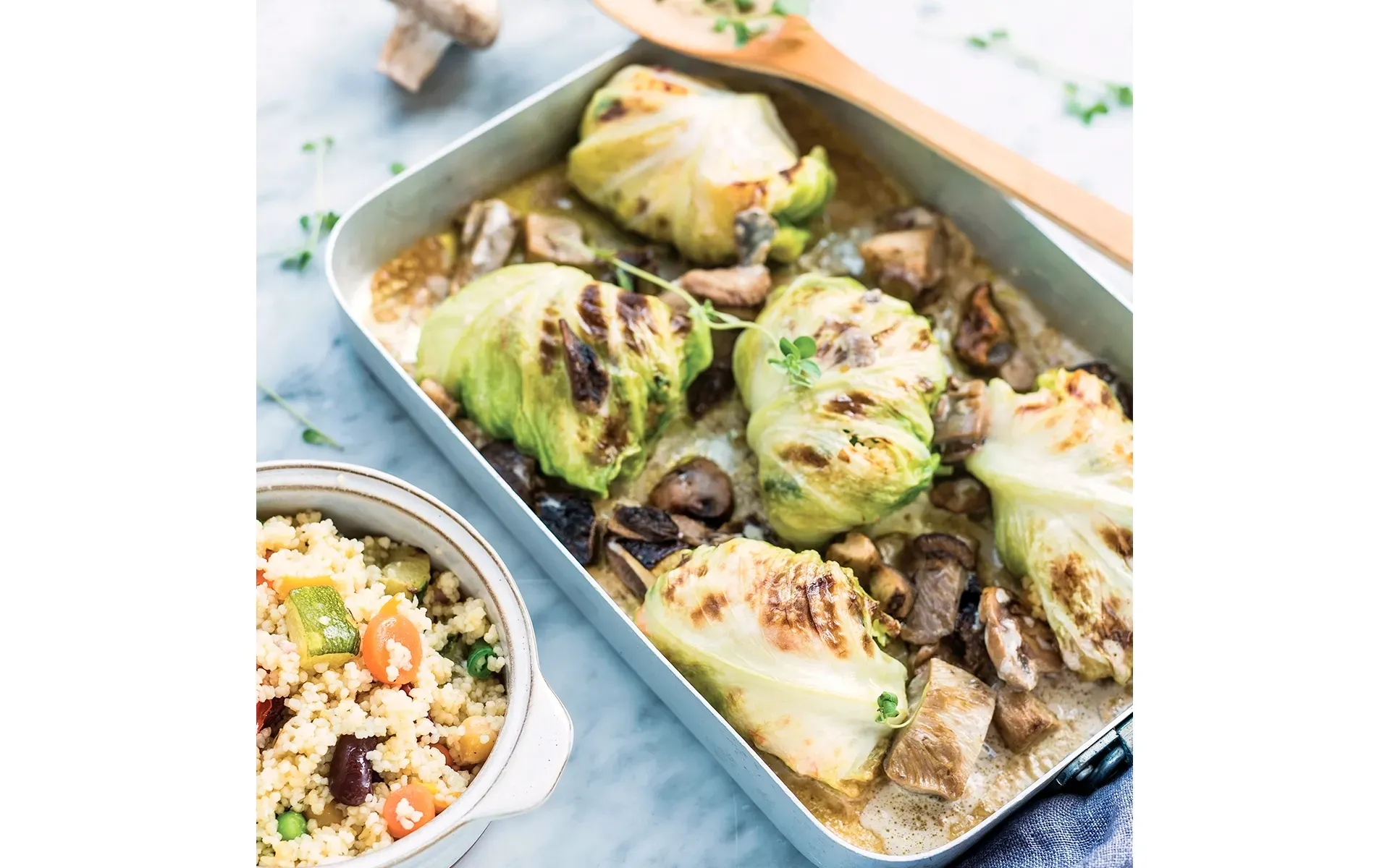 Involtini di cavolo Orogel, un piatto tradizionale e saporito, qui con cavolini e funghi.