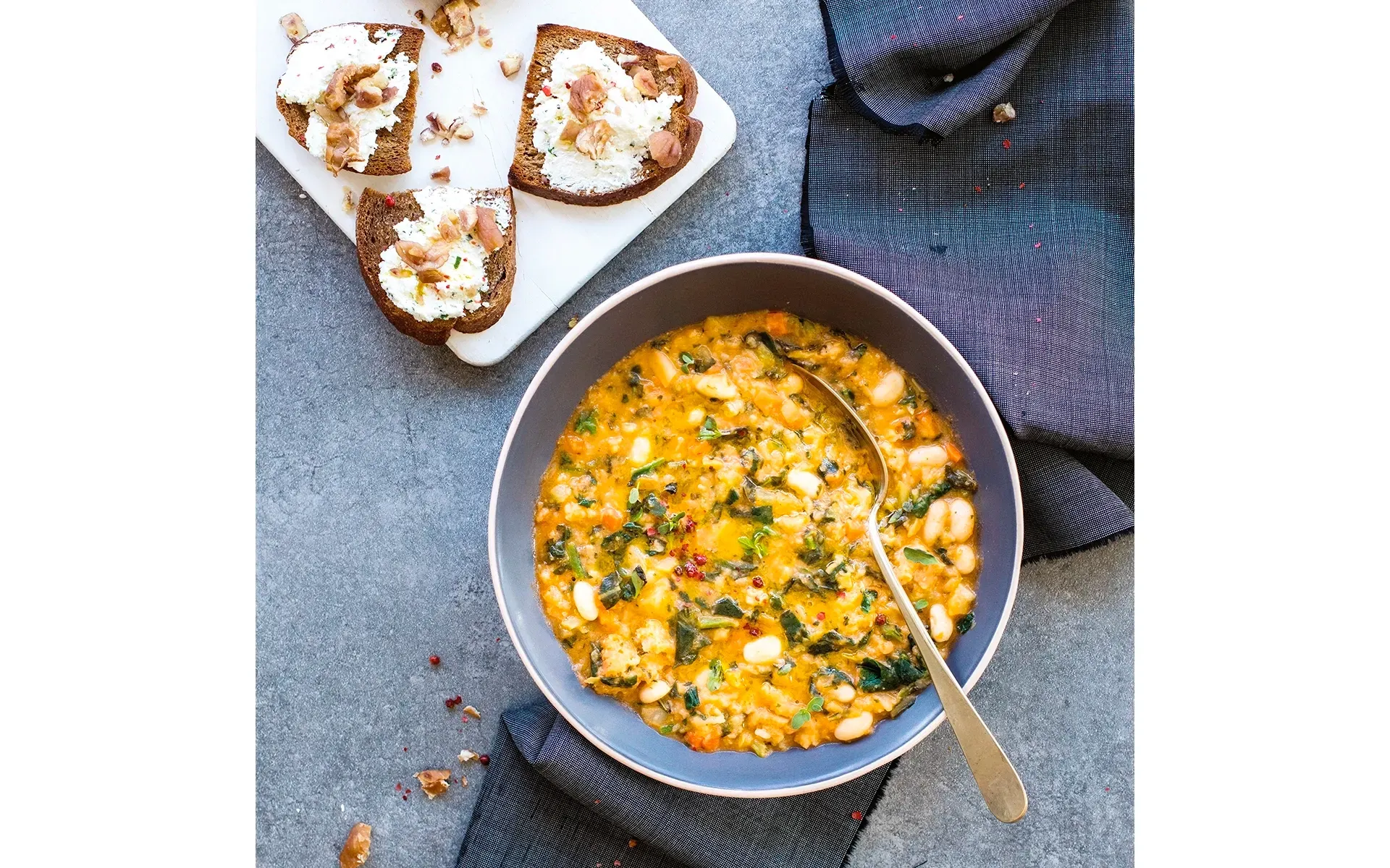 Ribollita Orogel con pane alle castagne e ricotta di pecora: una variante autunnale e gustosa.