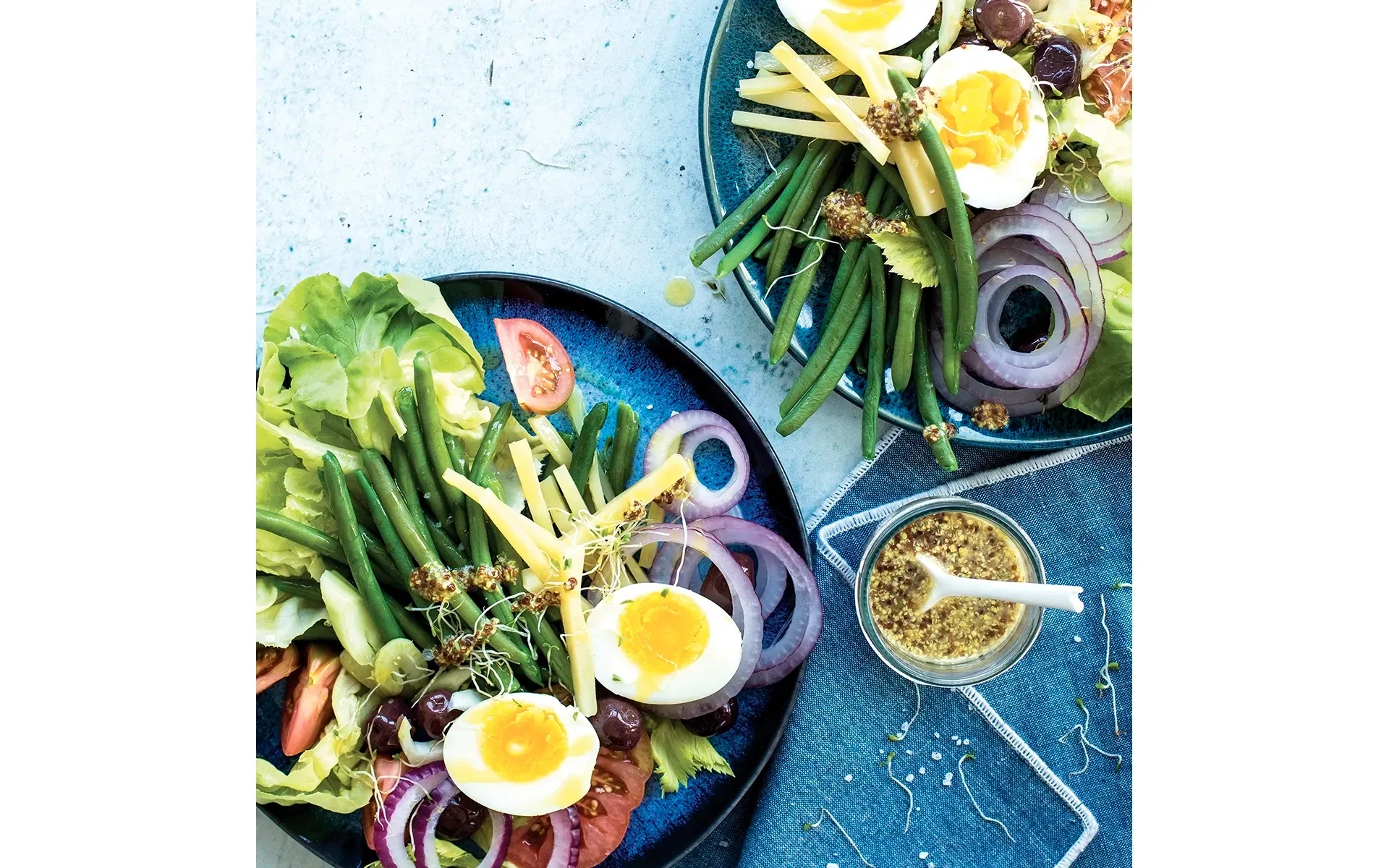Insalata Orogel completa e nutriente, con uova sode, cipolle fresche e fagiolini croccanti.