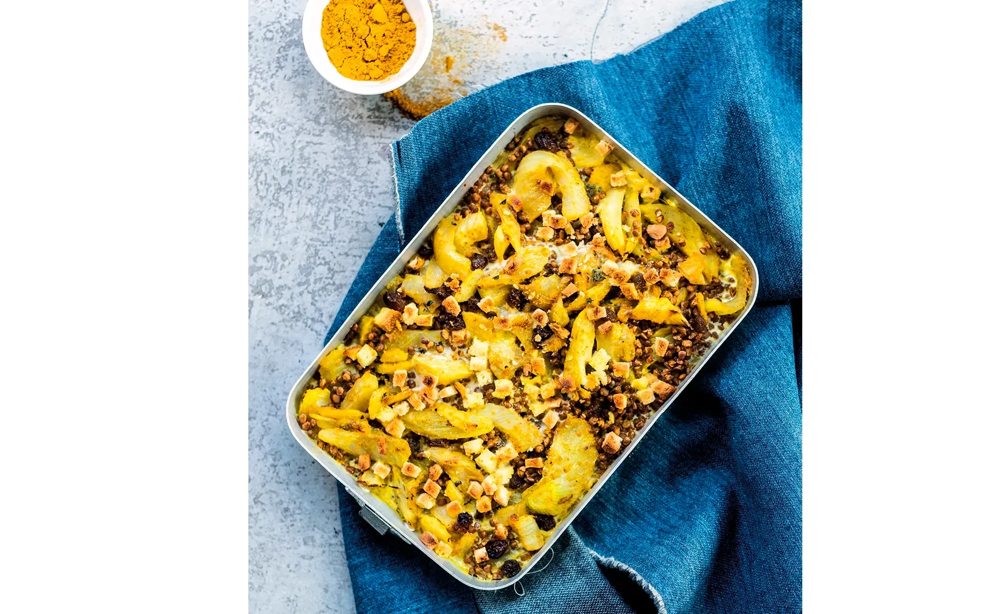 Sformato di finocchi Orogel con lenticchie speziate e pane croccante: un piatto originale.